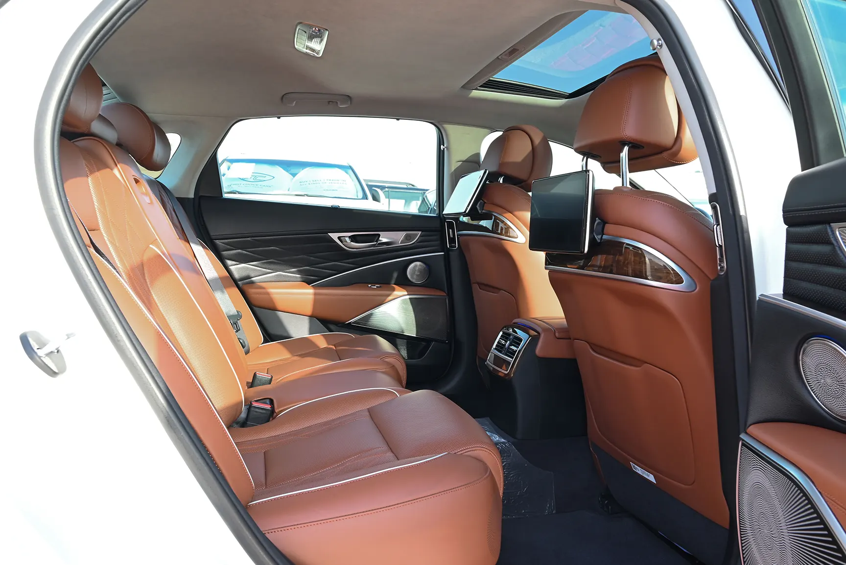 Used 2020 KIA K-900 GDI 3.8L V6 White – Center Console & Gear Shifter at First Choice Cars Sharjah