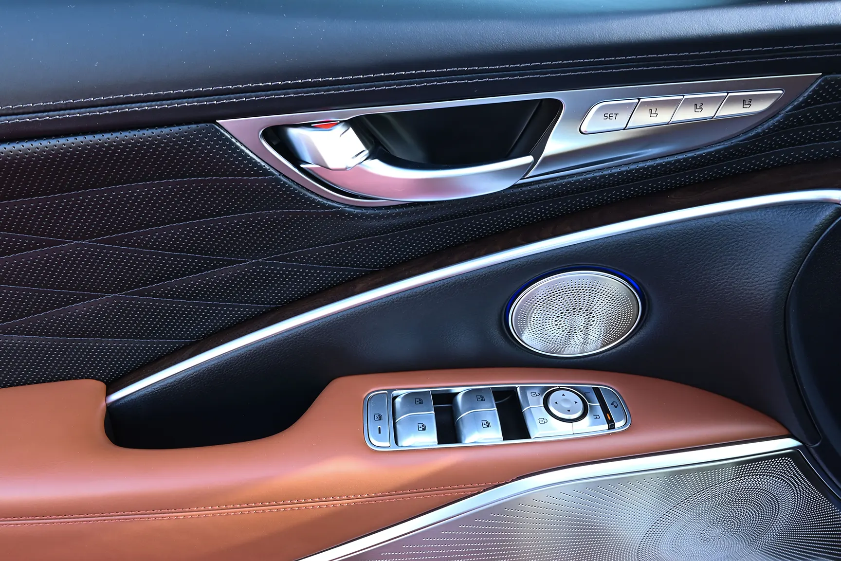 Used 2020 KIA K-900 GDI 3.8L V6 White – Driver Door Panel Full View at First Choice Cars Sharjah