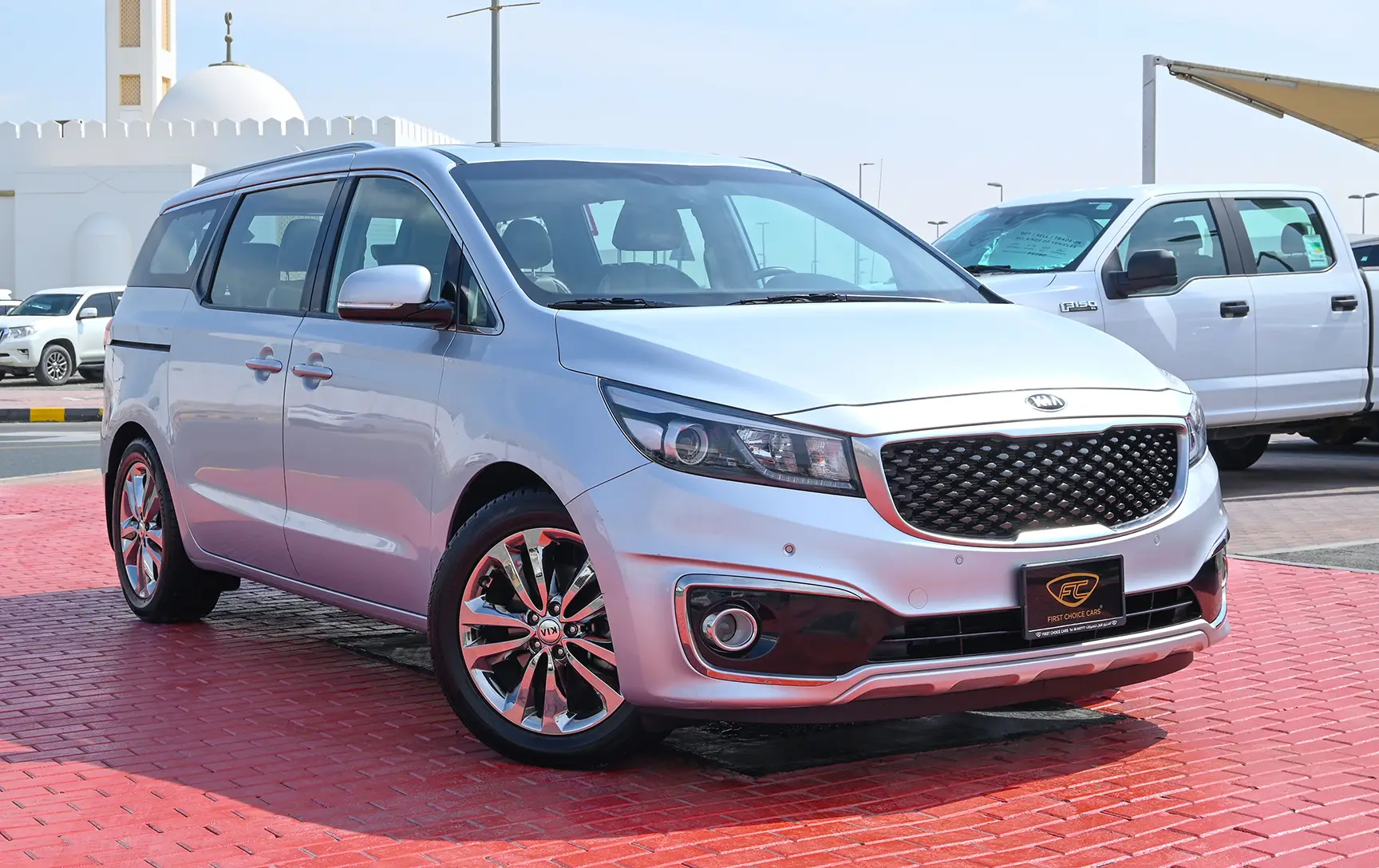 Used 2017 KIA Carnival Grand Carnival Silver – Right Front Diagonal (45°) View at First Choice Cars Sharjah