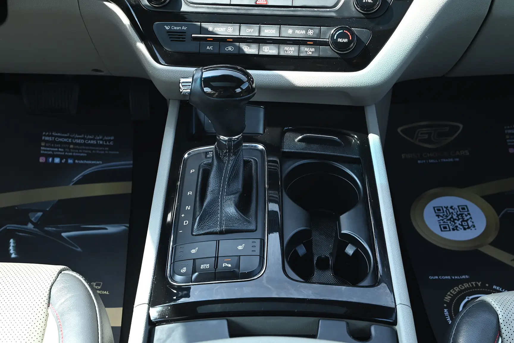 Used 2017 KIA Carnival Grand Carnival Silver – Center Console & Gear Shifter at First Choice Cars Sharjah