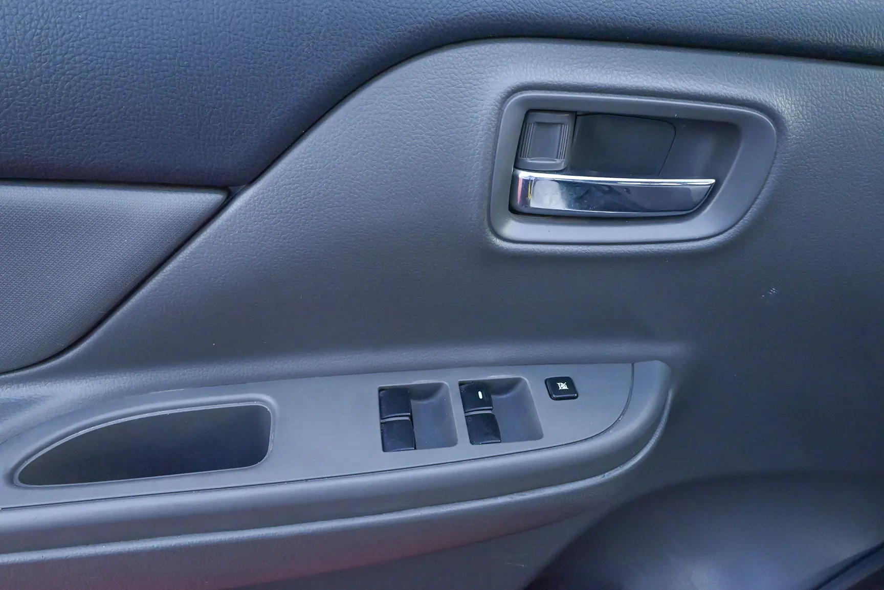 Used 2018 Mitsubishi L200 Double Cab GL White – Driver Door Panel Full View at First Choice Cars Sharjah