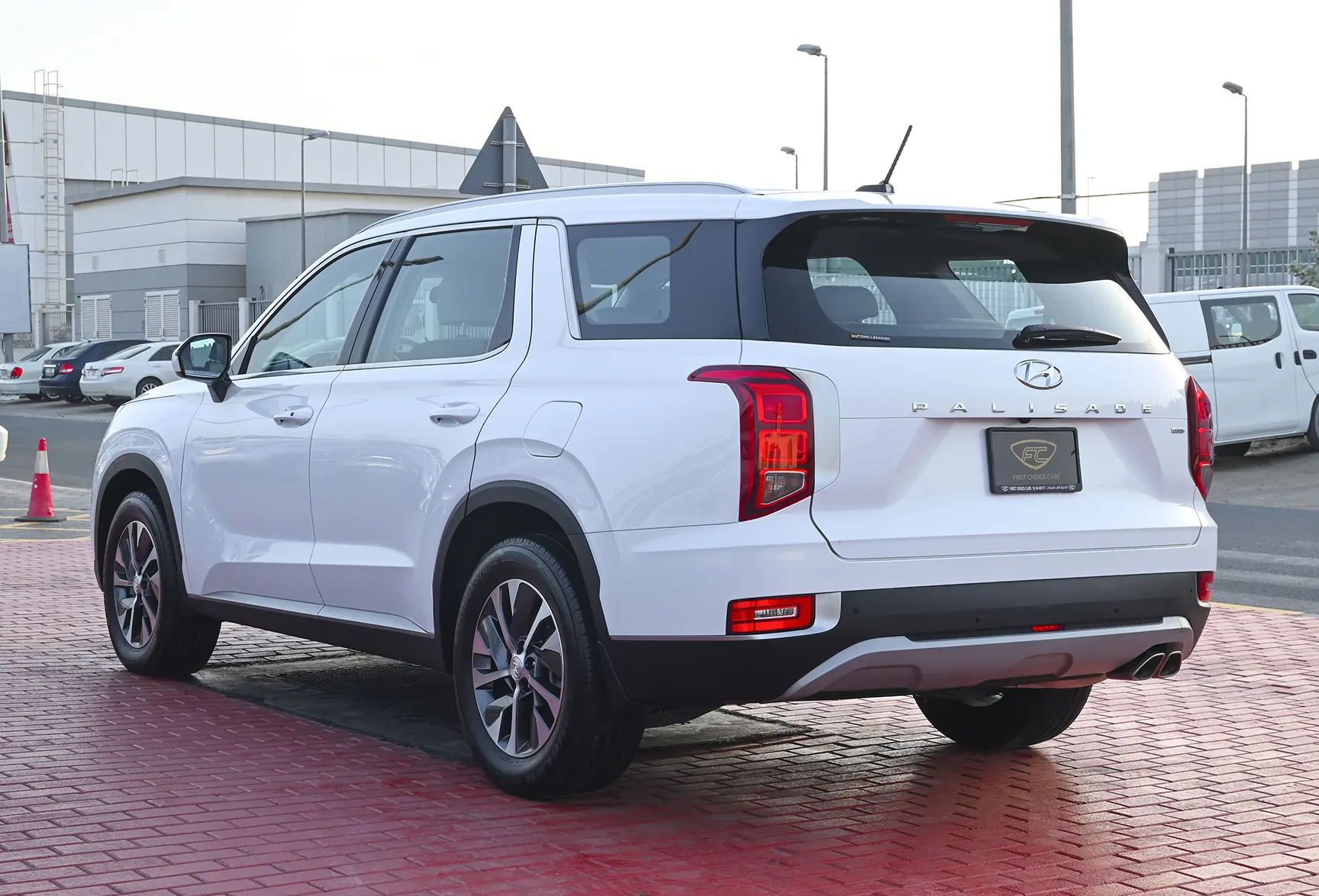 Used 2022 Hyundai Palisade Smart White – Left Back Diagonal (45°) View at First Choice Cars Sharjah