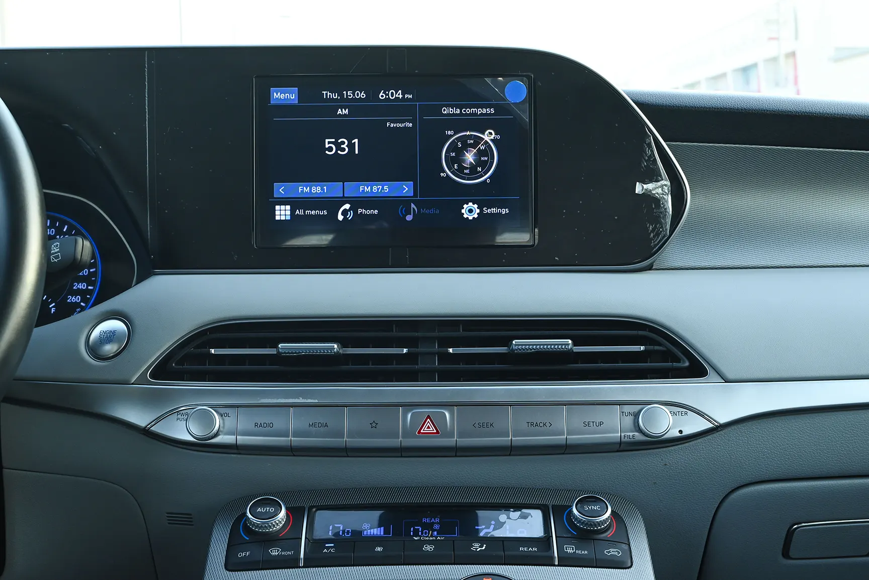 Used 2022 Hyundai Palisade Smart White – Infotainment / Touchscreen System at First Choice Cars Sharjah