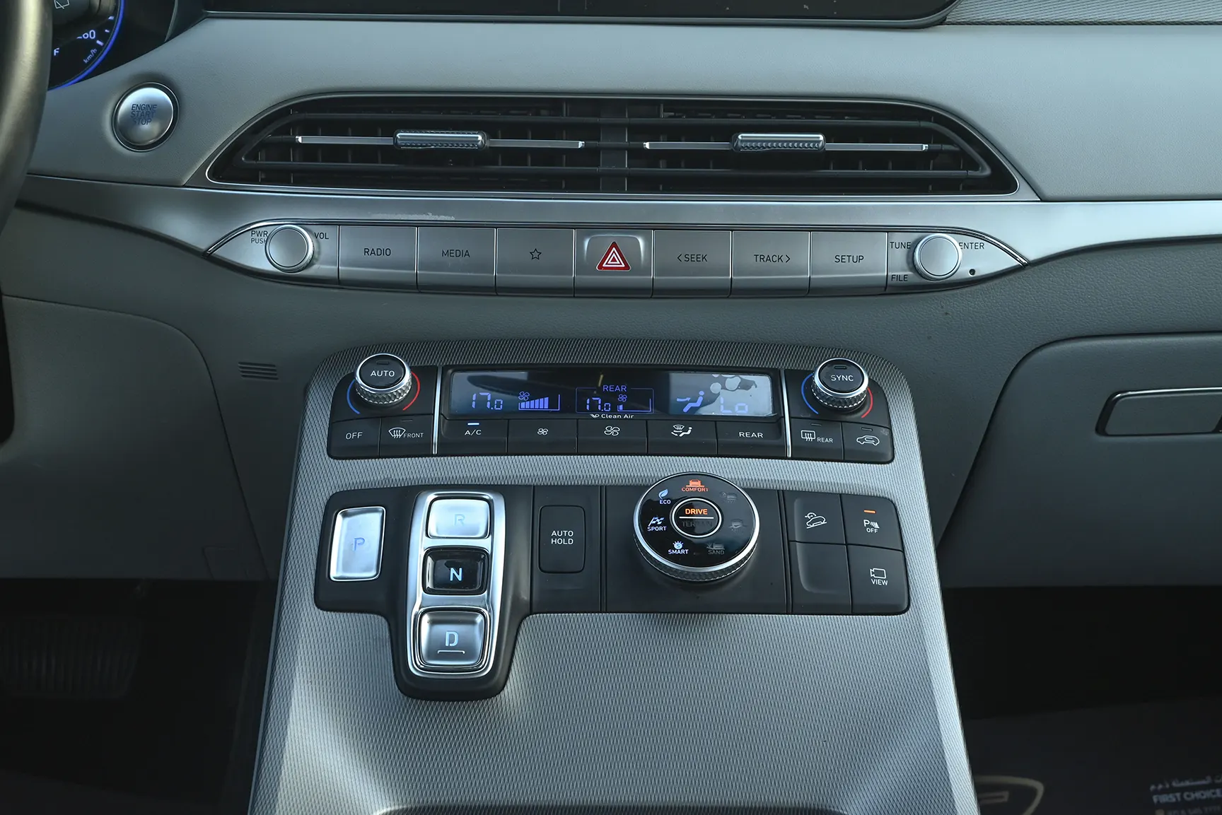 Used 2022 Hyundai Palisade Smart White – Center Console & Gear Shifter at First Choice Cars Sharjah