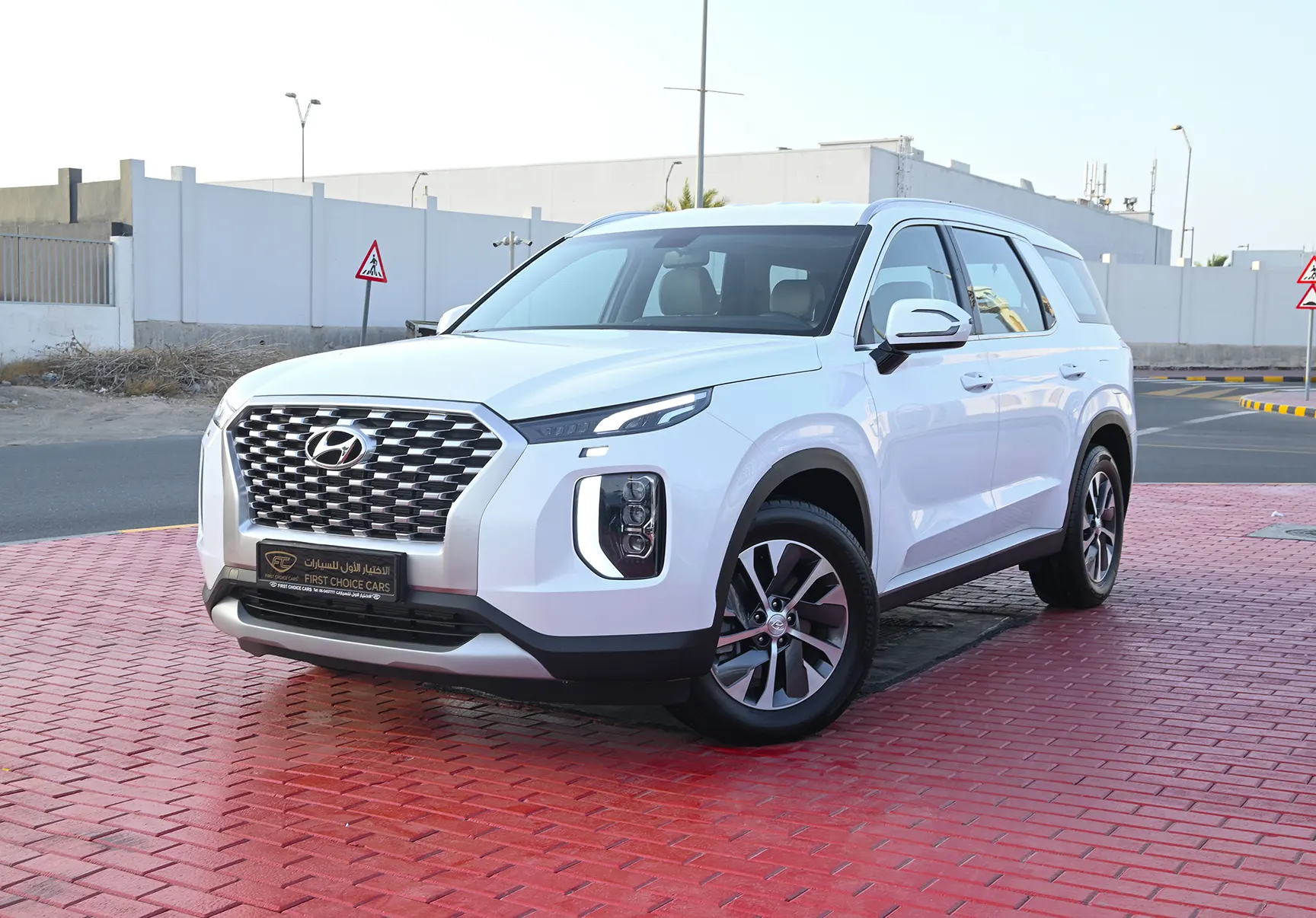 Used 2022 Hyundai Palisade Smart White – Left Front Diagonal (45°) View at First Choice Cars Sharjah