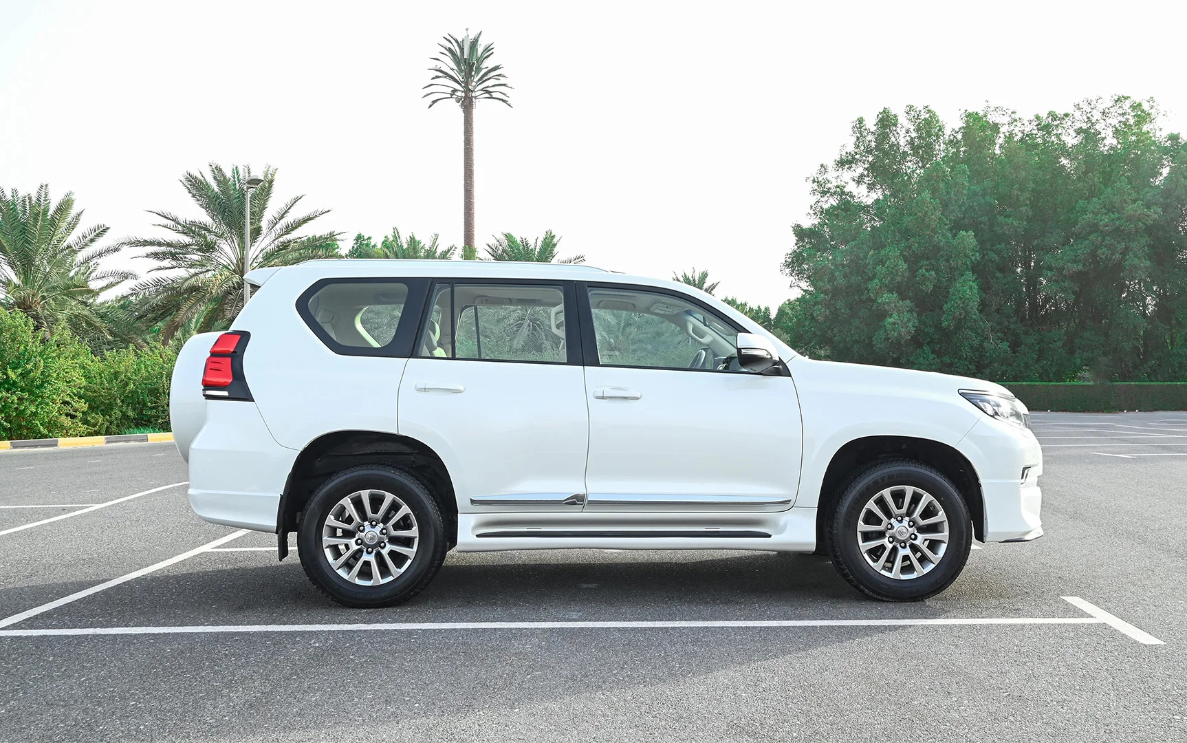 Used 2019 Toyota Prado VXR White – Right Side View at First Choice Cars Sharjah