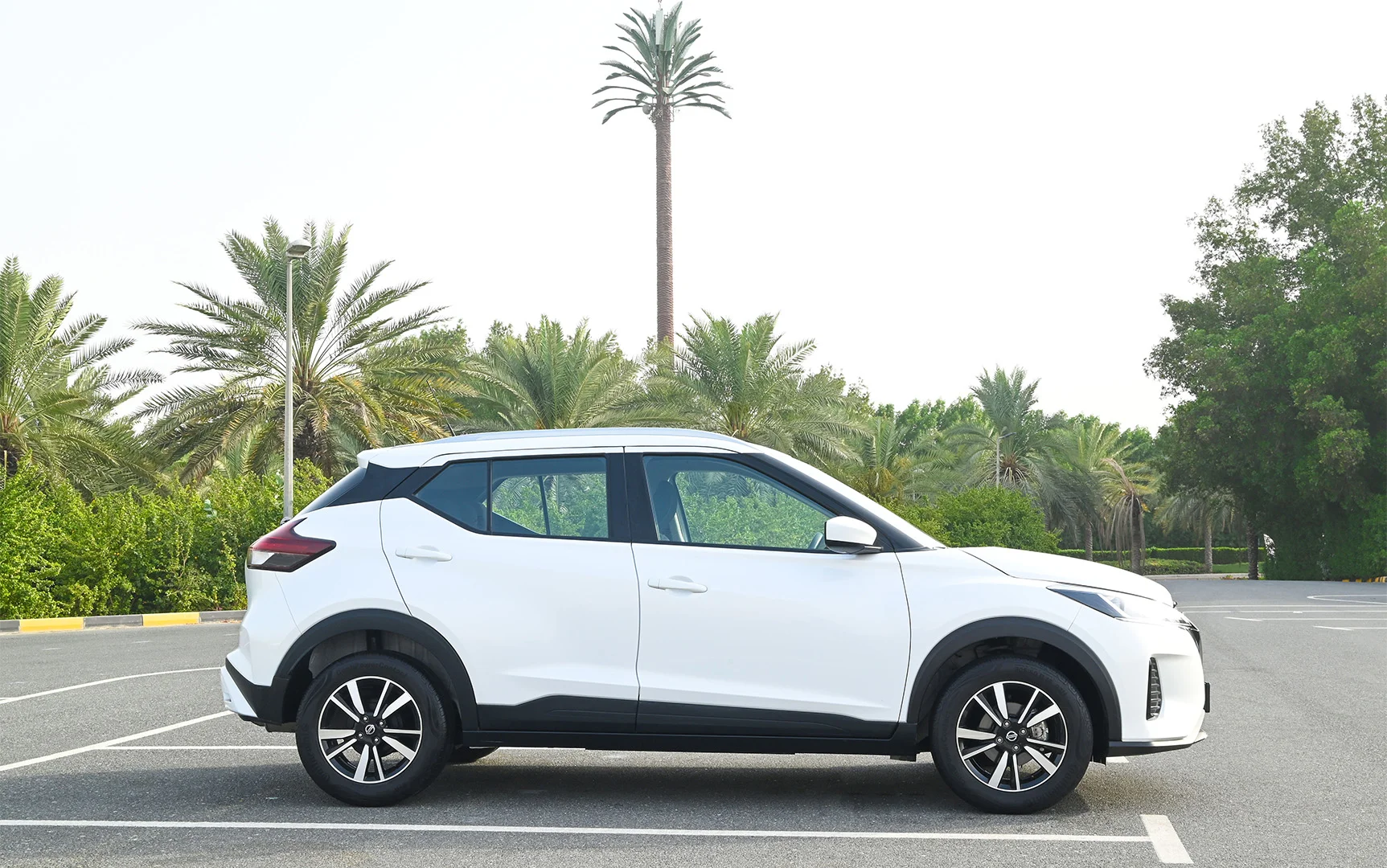 Used 2022 Nissan Kicks S White – Right Side View at First Choice Cars Sharjah