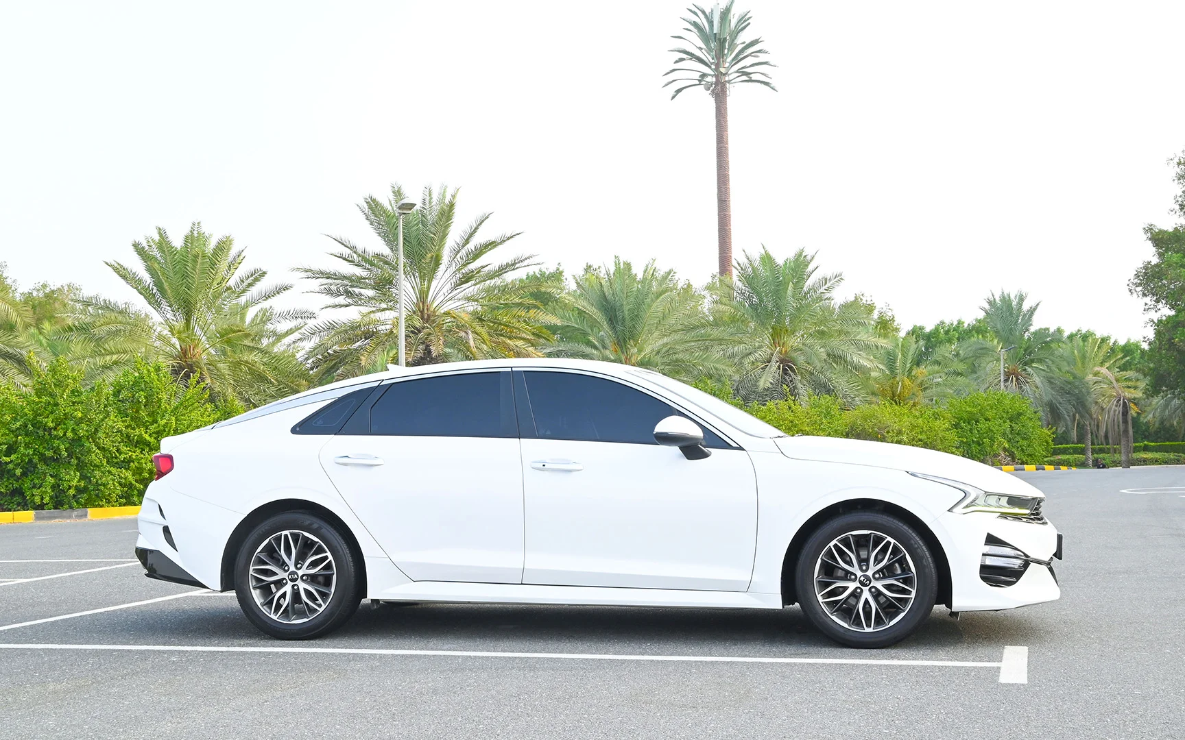 Used 2020 Kia K5 LX in White – Right Side View for Sale at First Choice Cars Dubai Sharjah