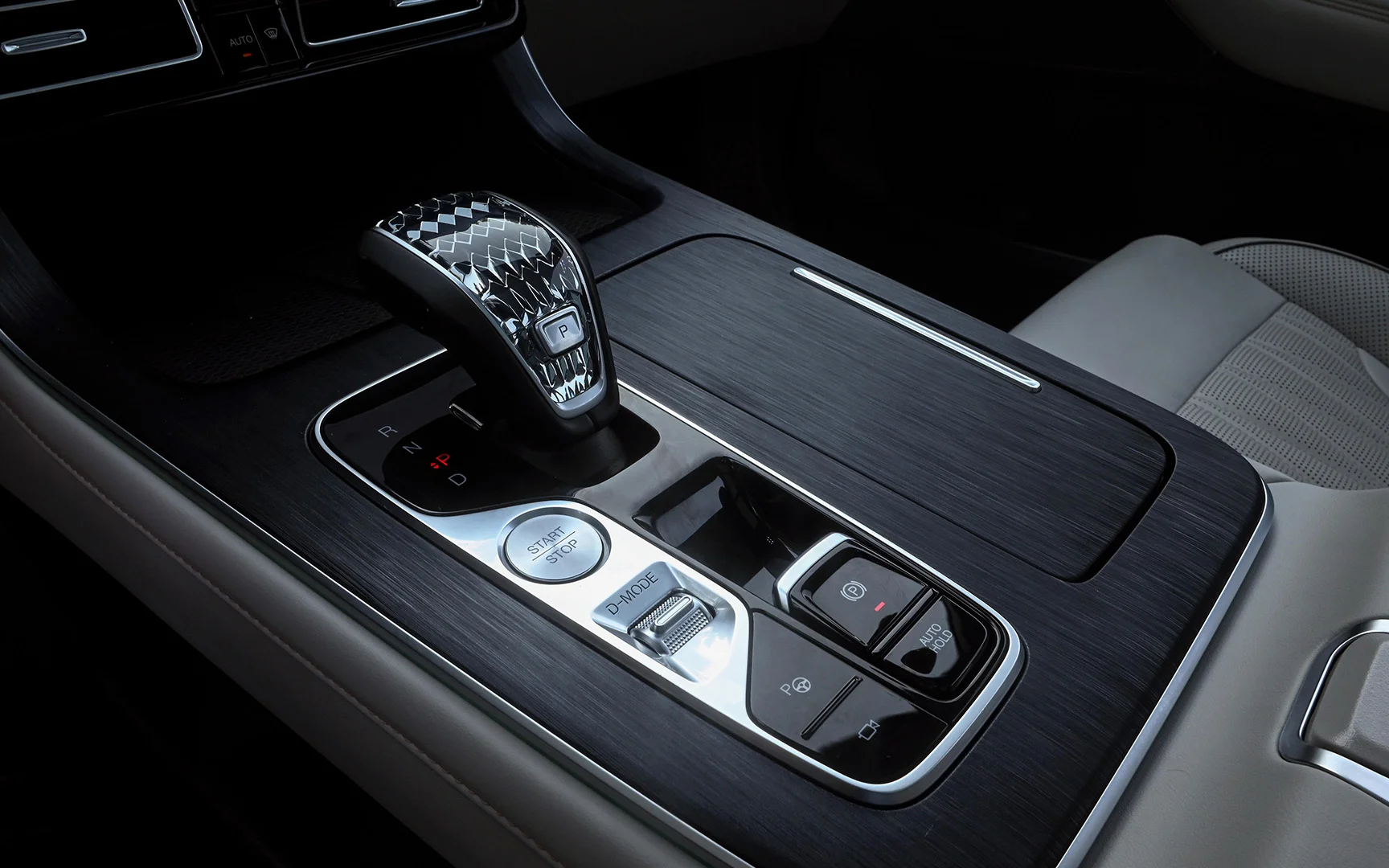 Used 2023 GAC GS8 GL Green – Center Console & Gear Shifter at First Choice Cars Sharjah