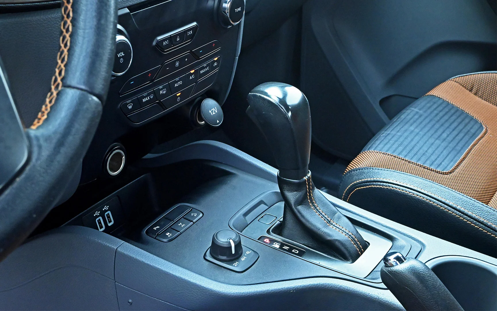 Used 2021 Ford Ranger Wildtrak in Silver – Center Console & Gear Shifter for Sale at First Choice Cars Dubai Sharjah