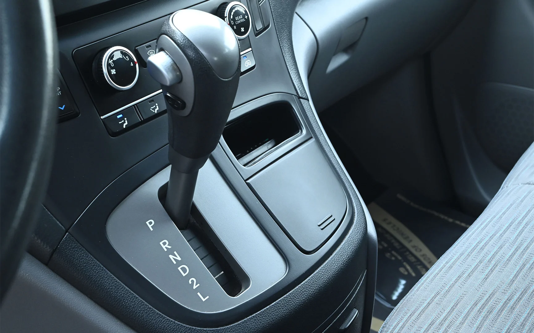 Used 2018 Hyundai H1 12-Seater Wagon White – Center Console & Gear Shifter at First Choice Cars Sharjah