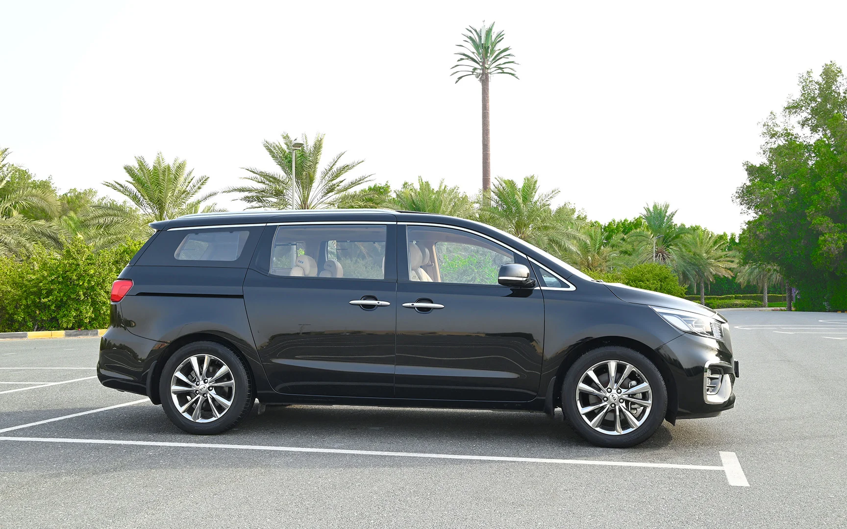 Used 2020 KIA Carnival Ex Black – Right Side View at First Choice Cars Sharjah
