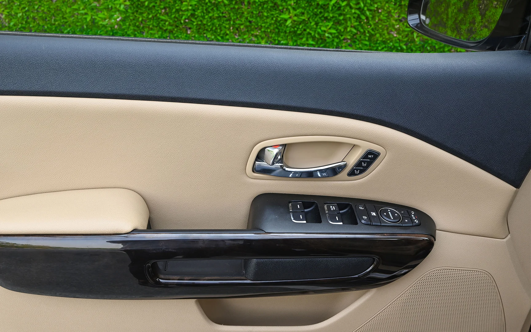 Used 2020 KIA Carnival Ex Black – Driver Door Panel Full View at First Choice Cars Sharjah