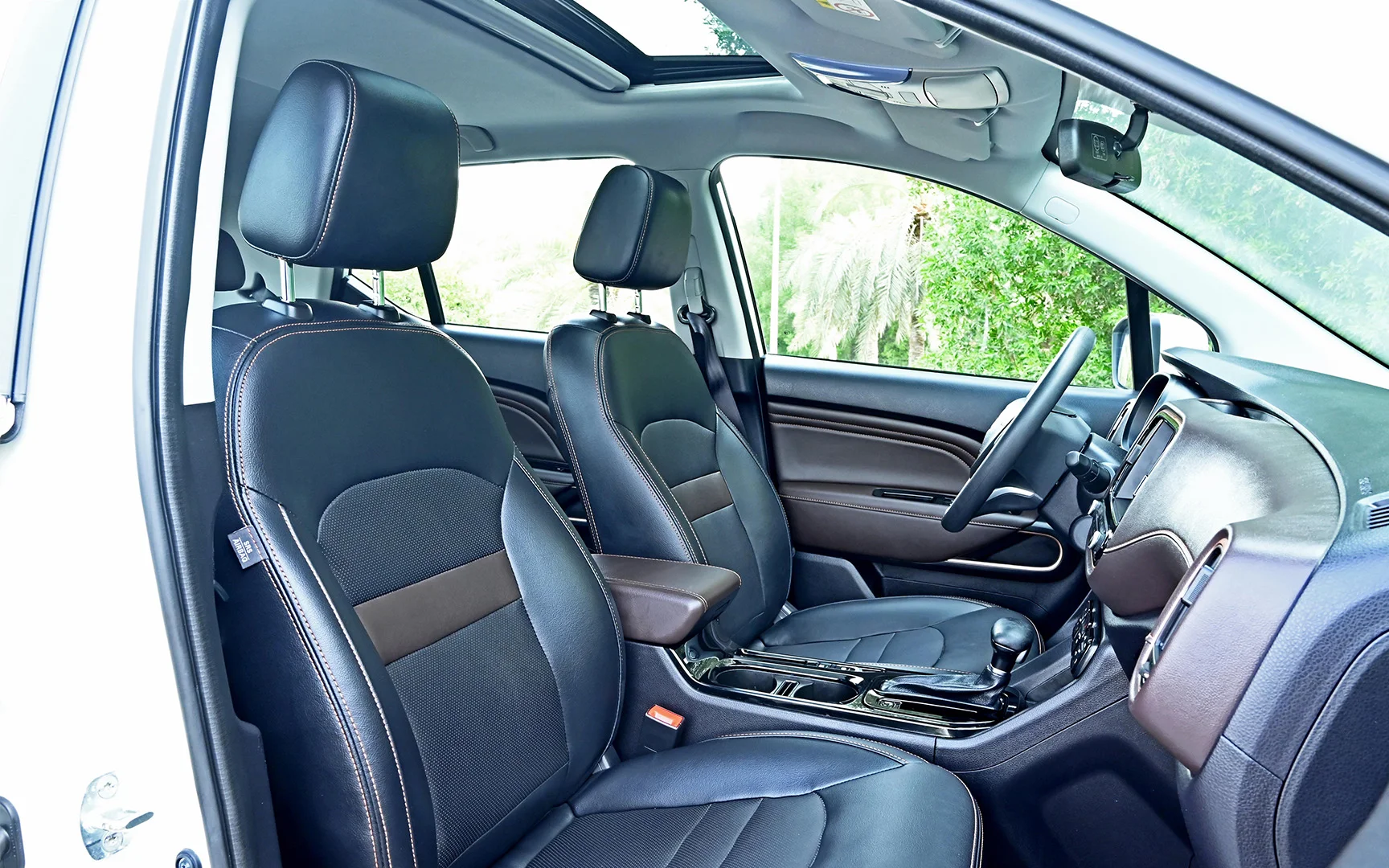 Used 2022 GAC GS3 GE White – Front Passenger Side Cabin View at First Choice Cars Sharjah