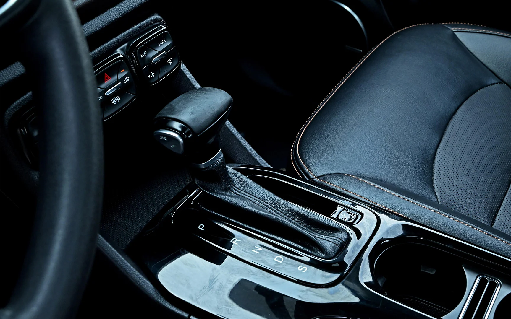 Used 2022 GAC GS3 GE White – Center Console & Gear Shifter at First Choice Cars Sharjah