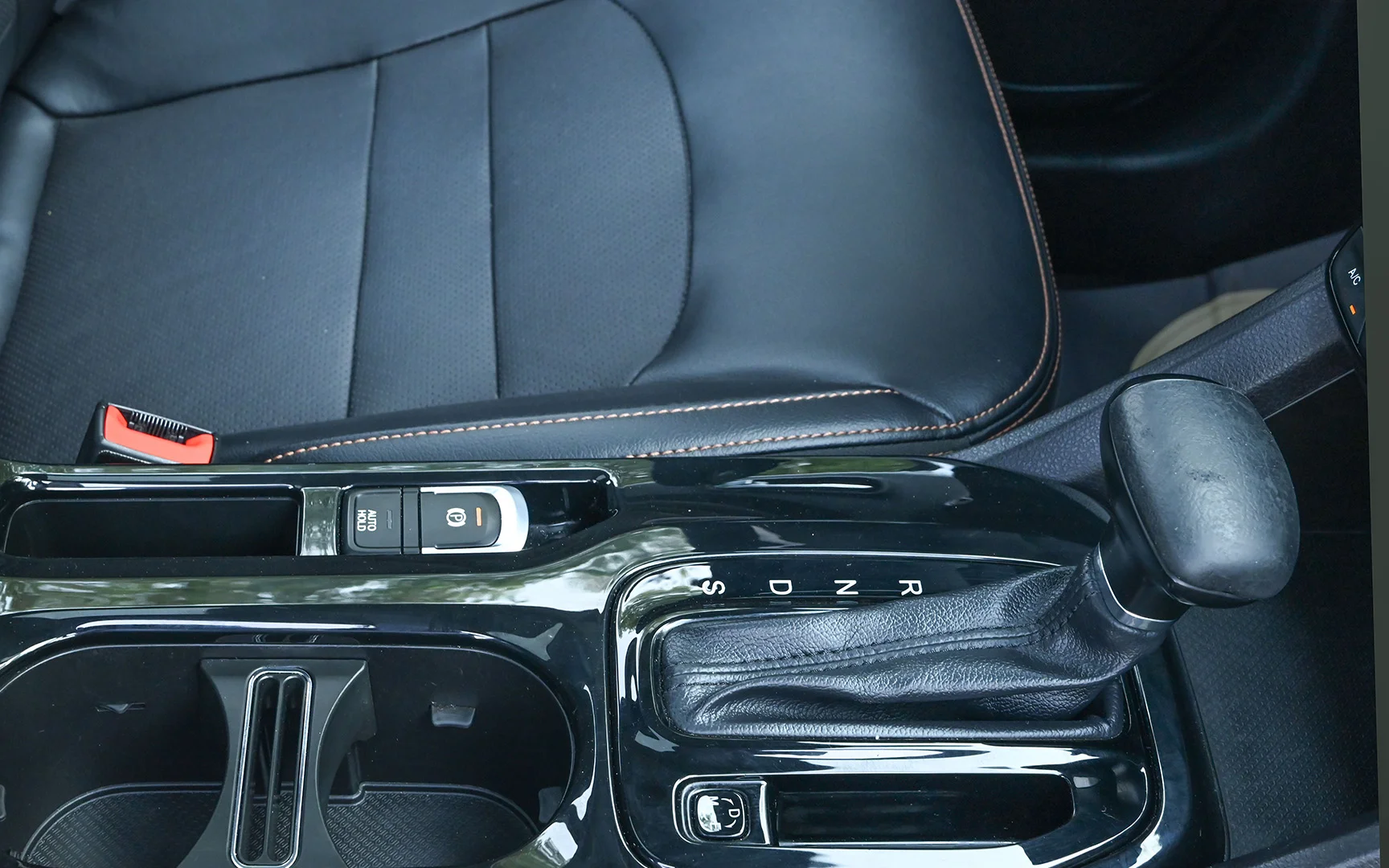 Used 2022 GAC GS3 GE Red – Center Console & Gear Shifter at First Choice Cars Sharjah