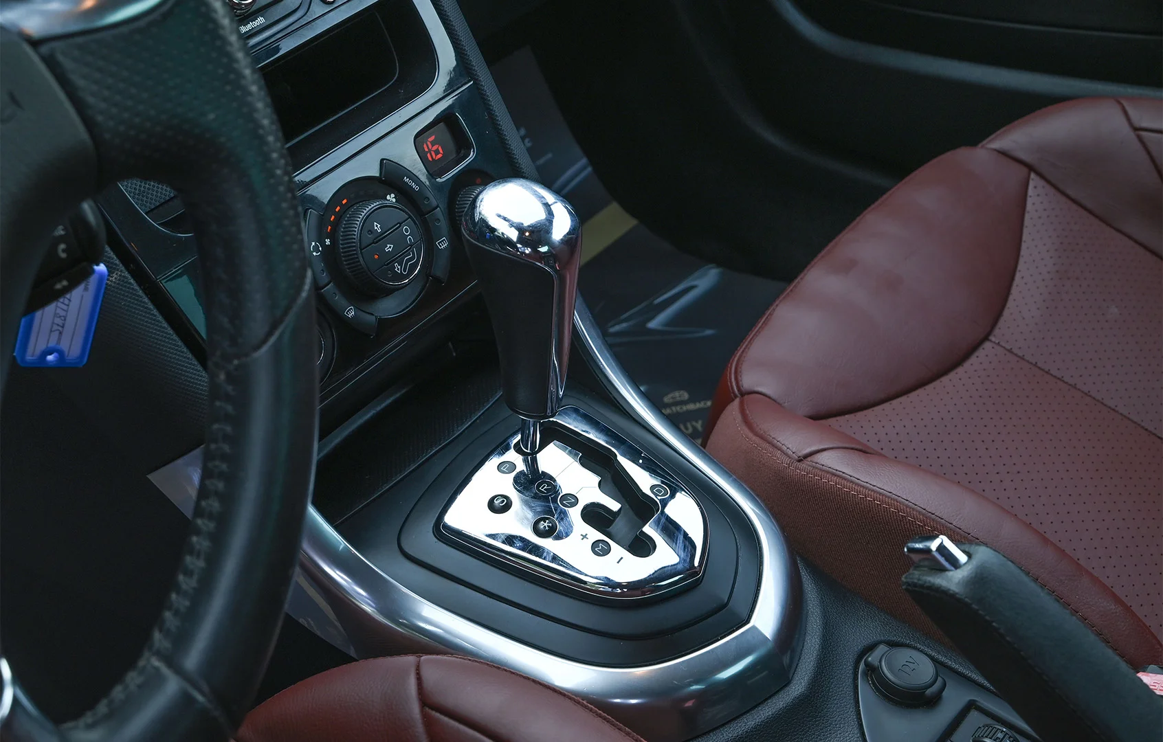 Used 2014 Peugeot 308 CC Convertible in White – Center Console & Gear Shifter for Sale at First Choice Cars Dubai Sharjah
