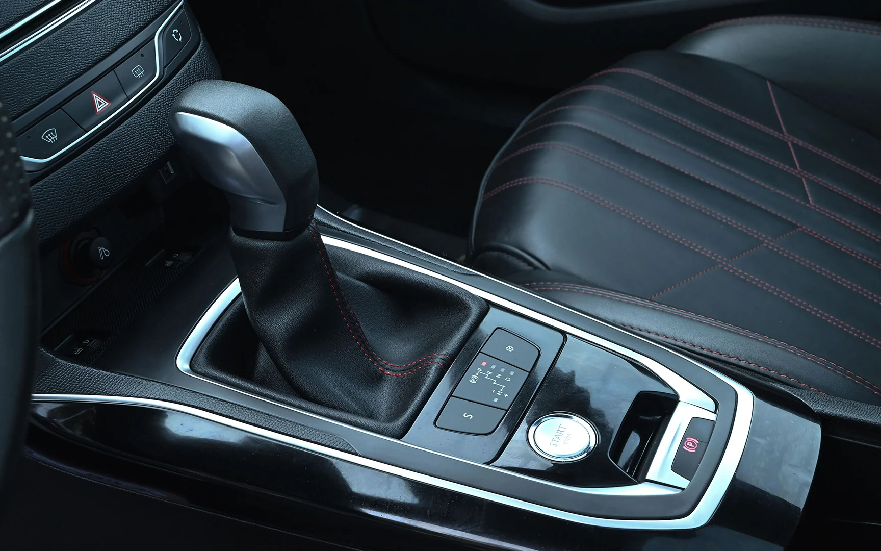 Used 2018 Peugeot 308 GT Line White – Center Console & Gear Shifter at First Choice Cars Sharjah