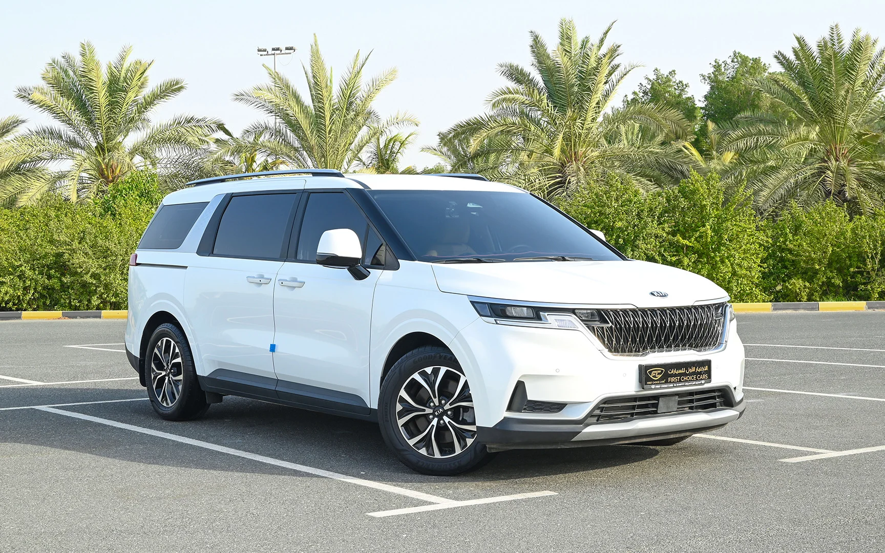 Used 2021 KIA Carnival Lx White – Right Front Diagonal (45°) View at First Choice Cars Sharjah