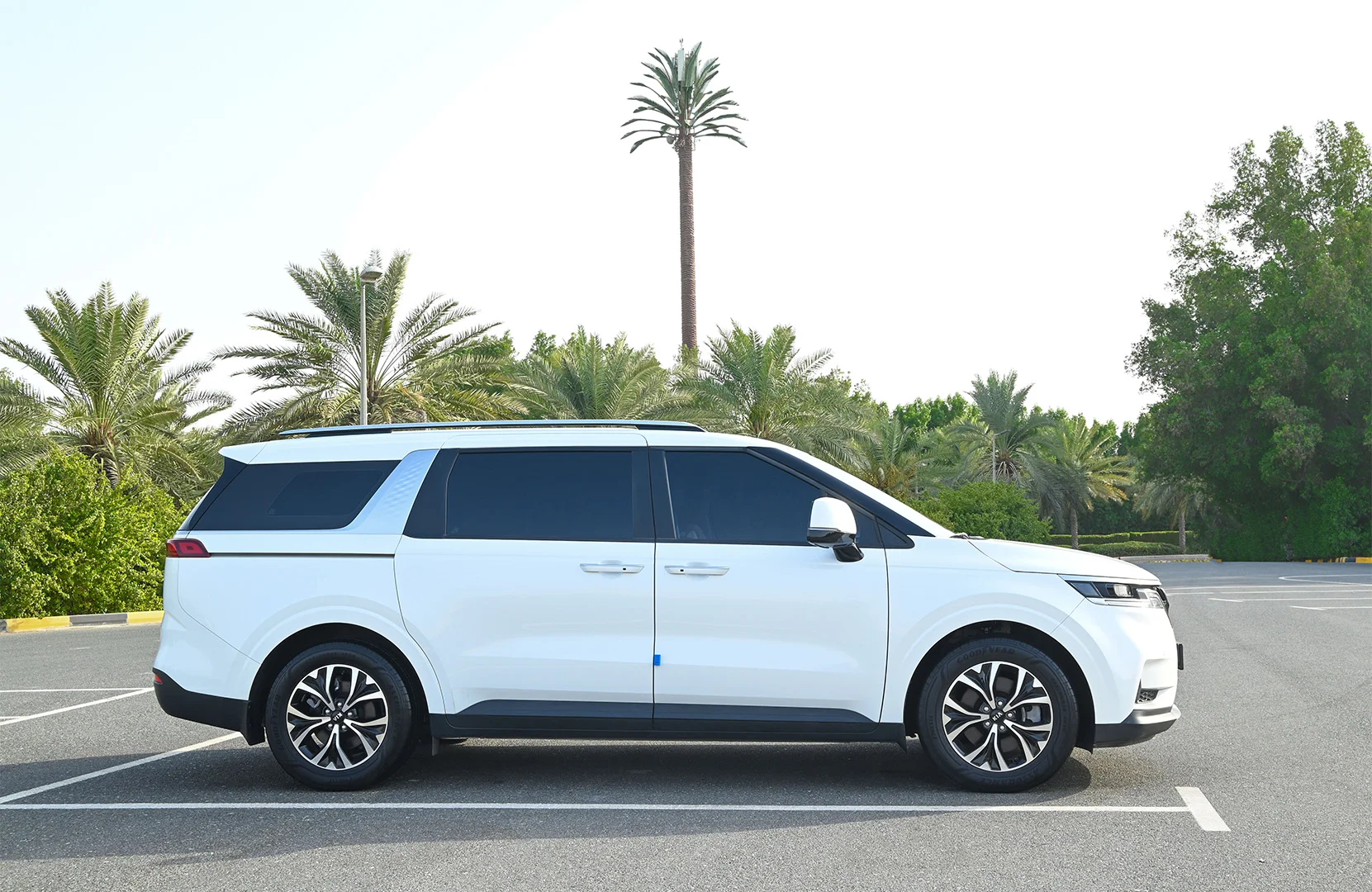 Used 2021 KIA Carnival Lx White – Right Side View at First Choice Cars Sharjah