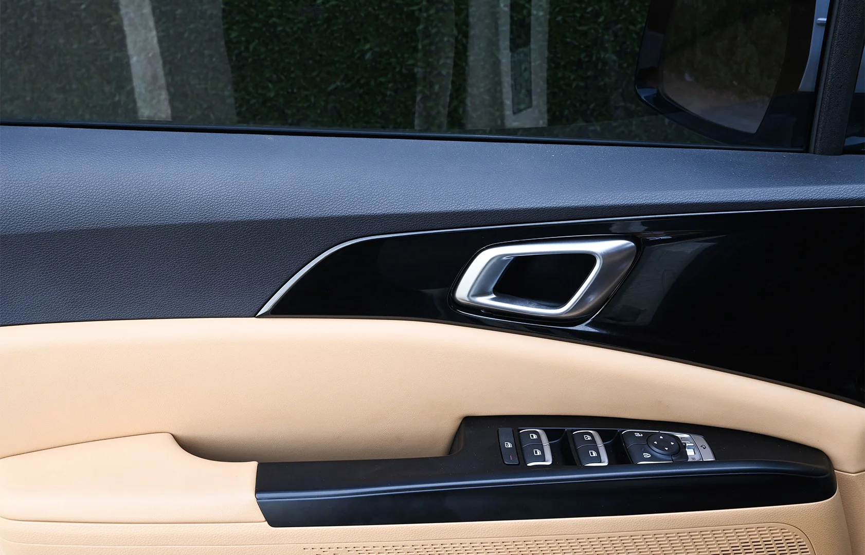 Used 2021 KIA Carnival Lx White – Driver Door Panel Full View at First Choice Cars Sharjah