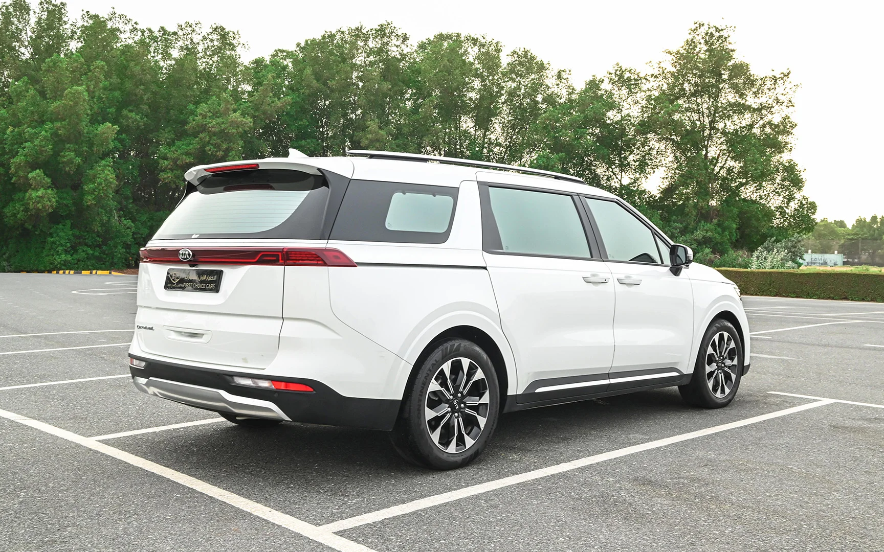 Used 2021 KIA Carnival Ex White – Right Back Diagonal (45°) View at First Choice Cars Sharjah