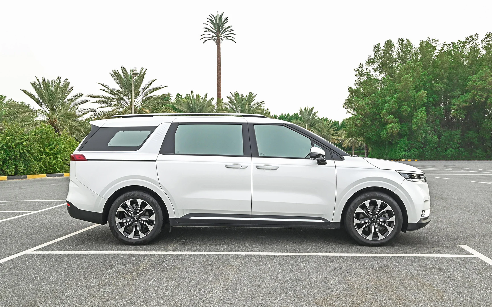 Used 2021 KIA Carnival Ex White – Right Side View at First Choice Cars Sharjah