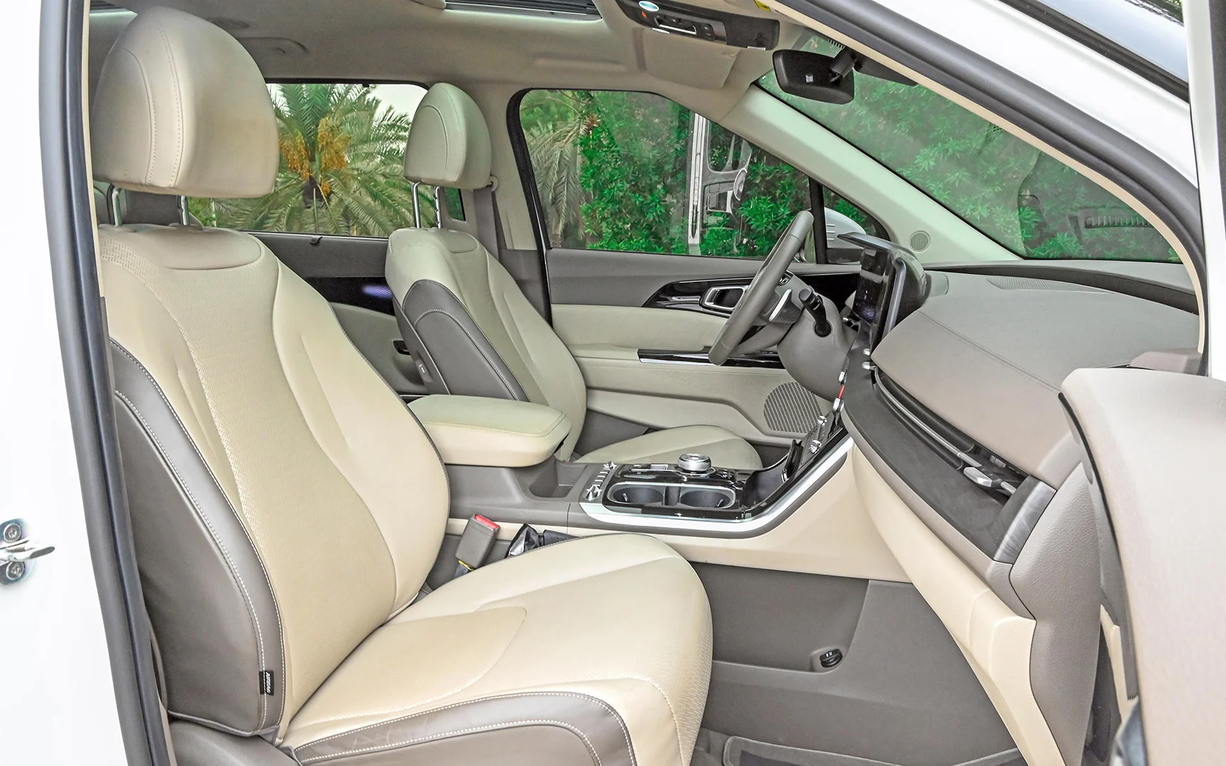 Used 2021 Kia Carnival EX in White – Front Passenger Side Cabin View for Sale at First Choice Cars Dubai Sharjah