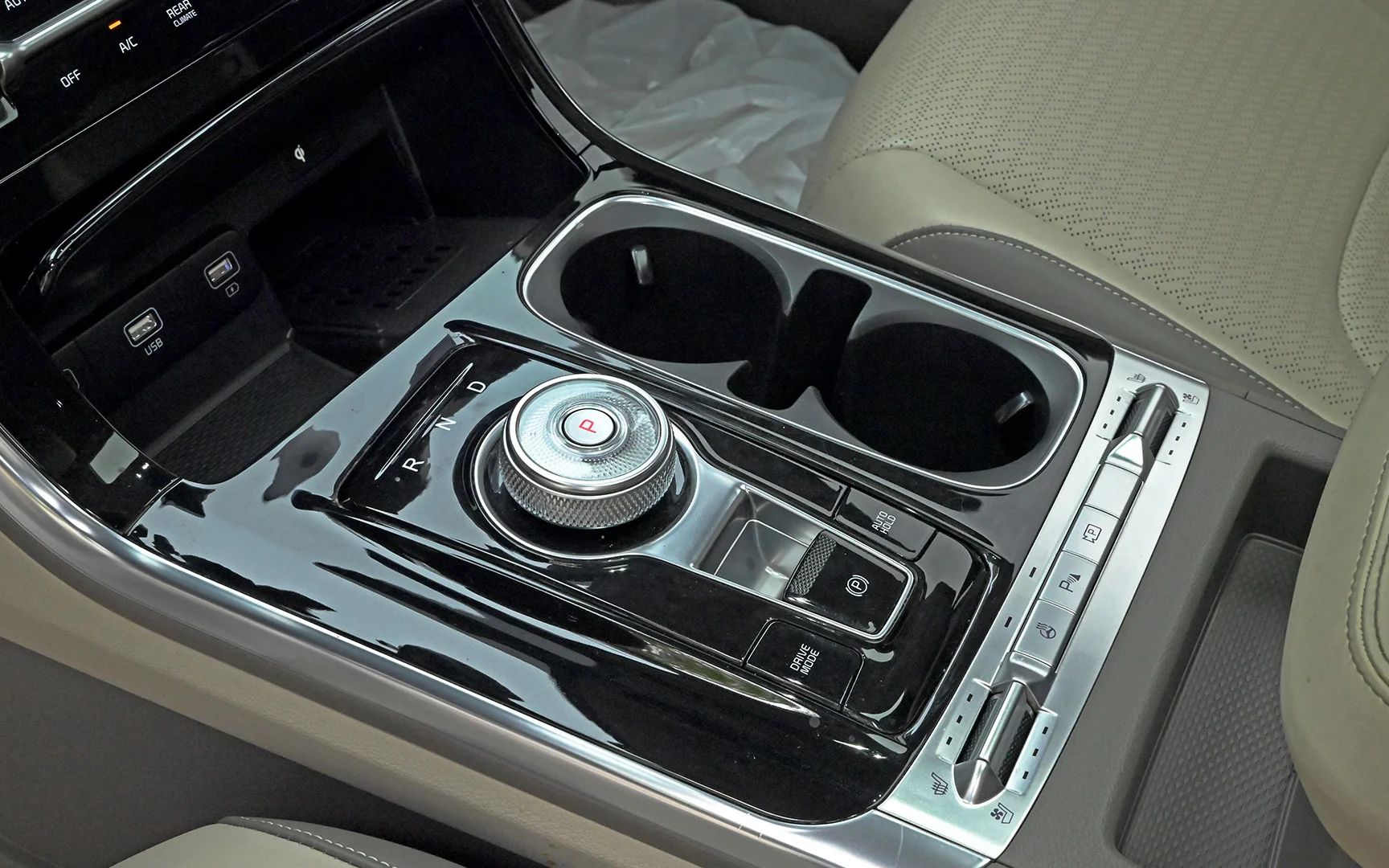 Used 2021 KIA Carnival Ex White – Center Console & Gear Shifter at First Choice Cars Sharjah