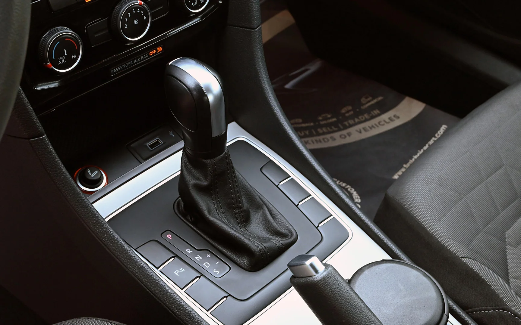 Used 2020 Volkswagen PASSAT Comfortline Grey – Center Console & Gear Shifter at First Choice Cars Sharjah