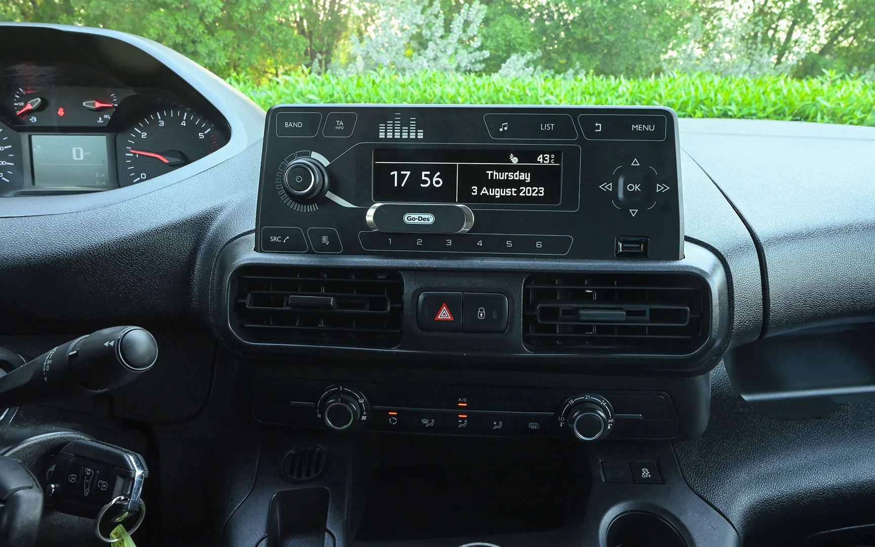 Used 2020 Peugeot Partner Long Van White – Infotainment / Touchscreen System at First Choice Cars Sharjah