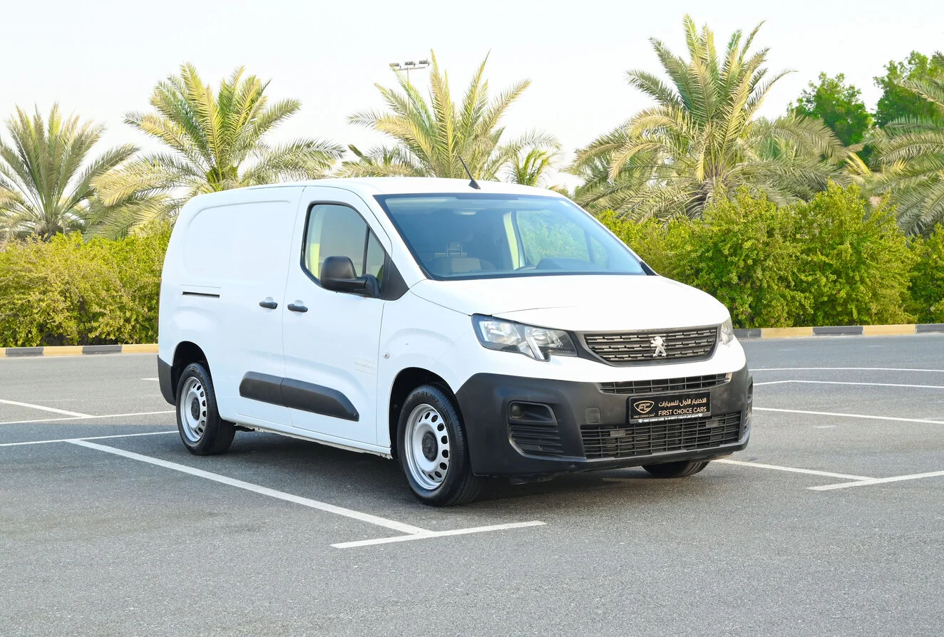 Used 2020 Peugeot Partner Long Van in White – Right Front Diagonal (45°) View for Sale at First Choice Cars Dubai Sharjah