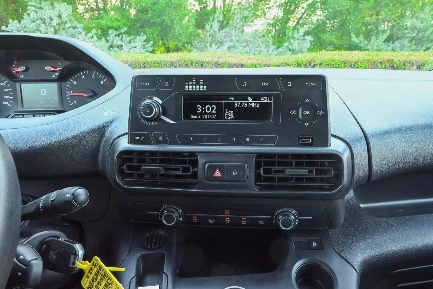 Used 2020 Peugeot Partner Long Van in White – Infotainment / Touchscreen System for Sale at First Choice Cars Dubai Sharjah