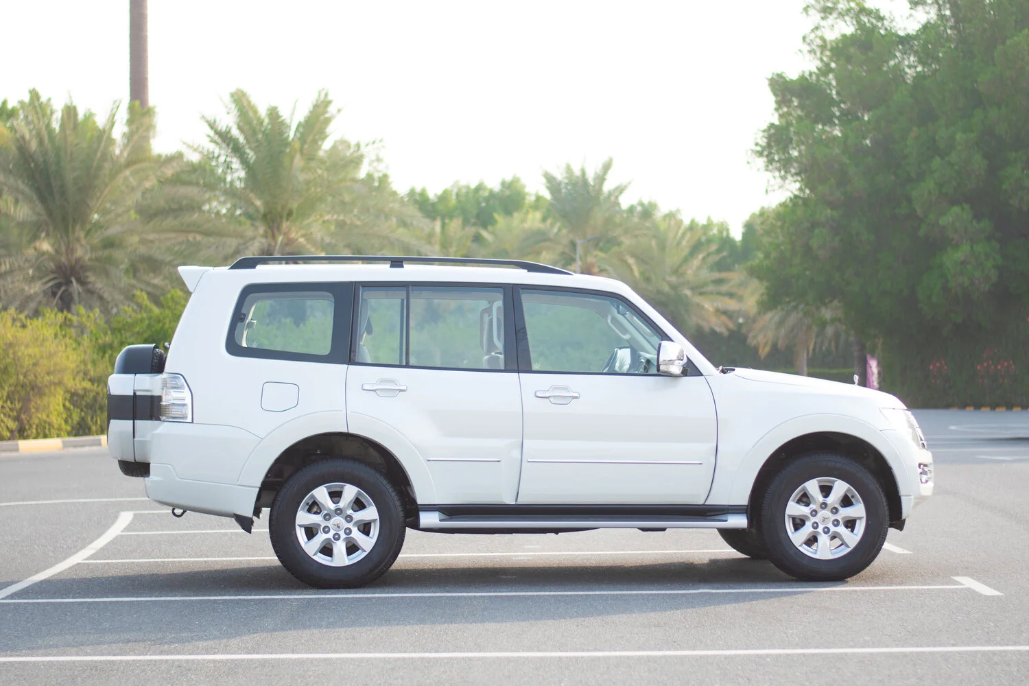 Used 2019 Mitsubishi PAJERO GLS White – Right Side View at First Choice Cars Sharjah