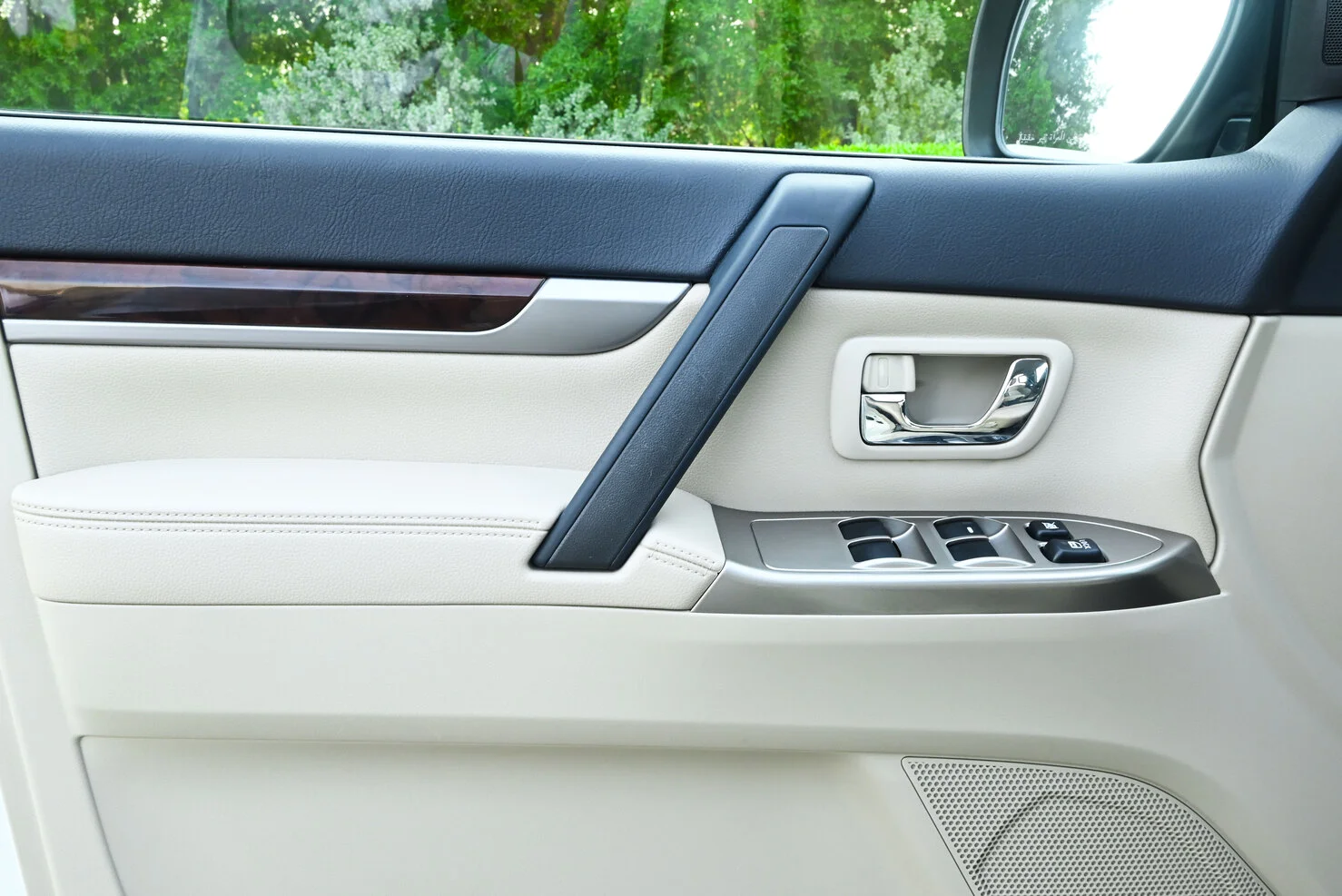 Used 2019 Mitsubishi PAJERO GLS White – Driver Door Panel Full View at First Choice Cars Sharjah