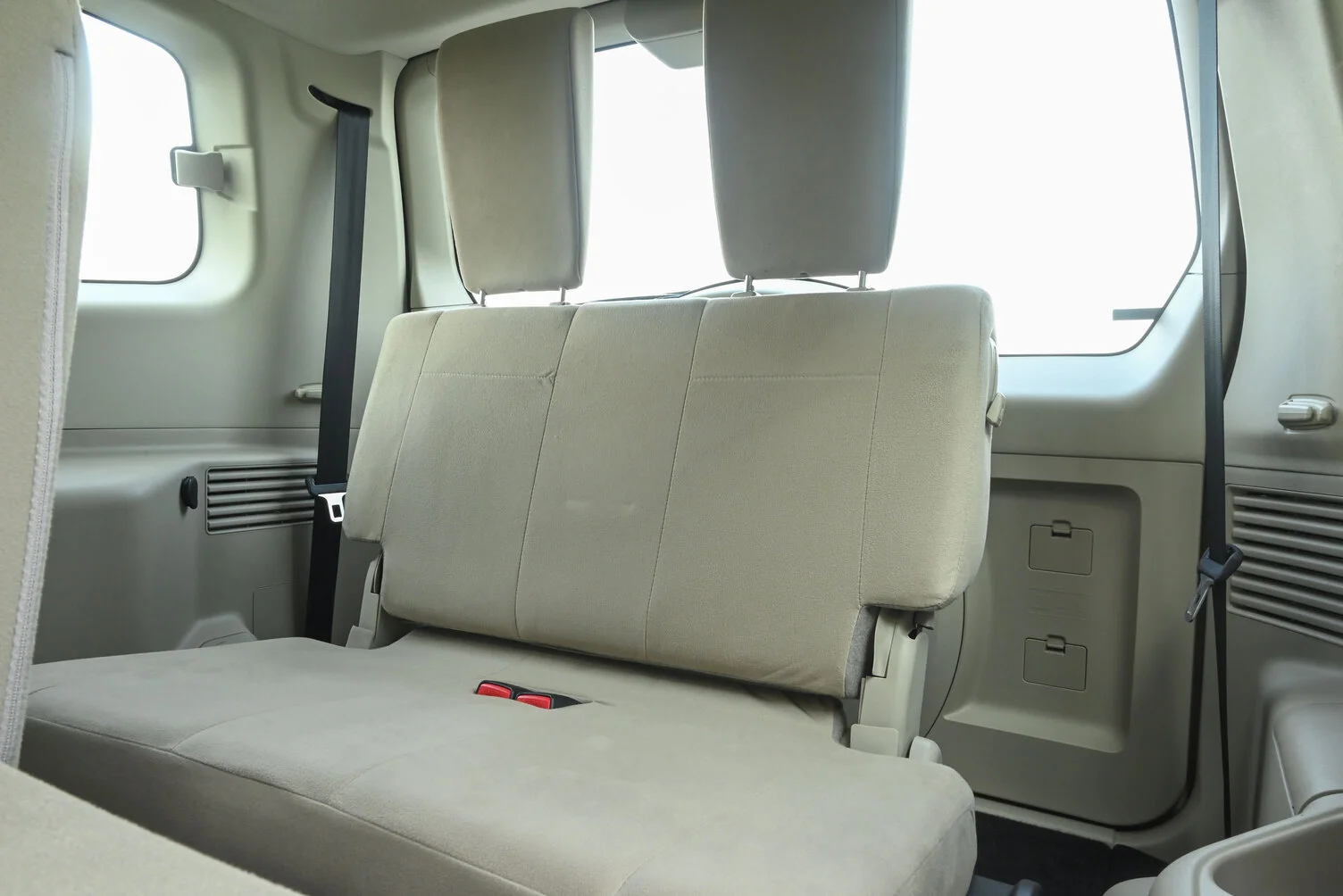 Used 2019 Mitsubishi PAJERO GLS White – Third Row Right Seat View at First Choice Cars Sharjah