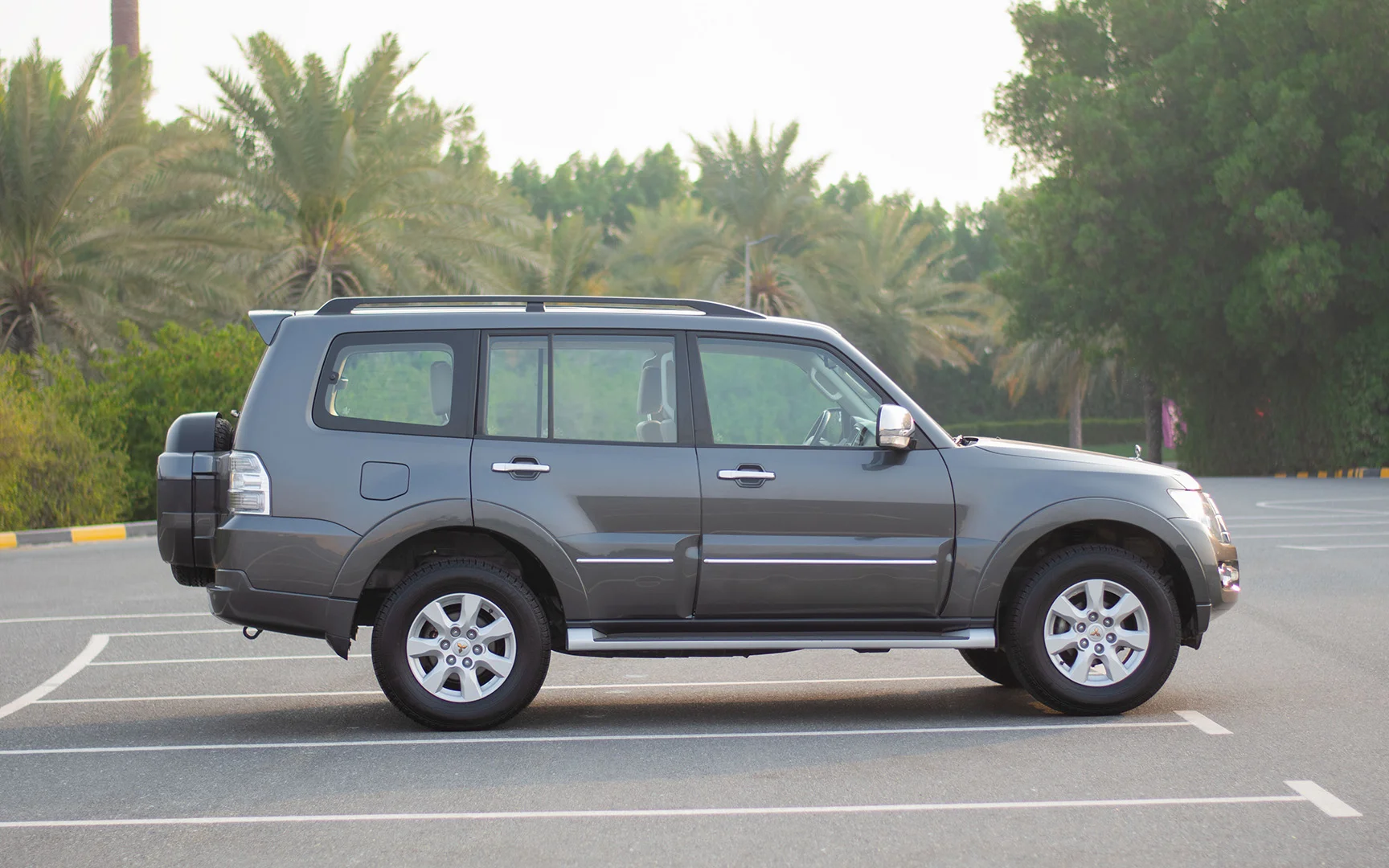 Used 2019 Mitsubishi PAJERO GLS Grey – Right Side View at First Choice Cars Sharjah