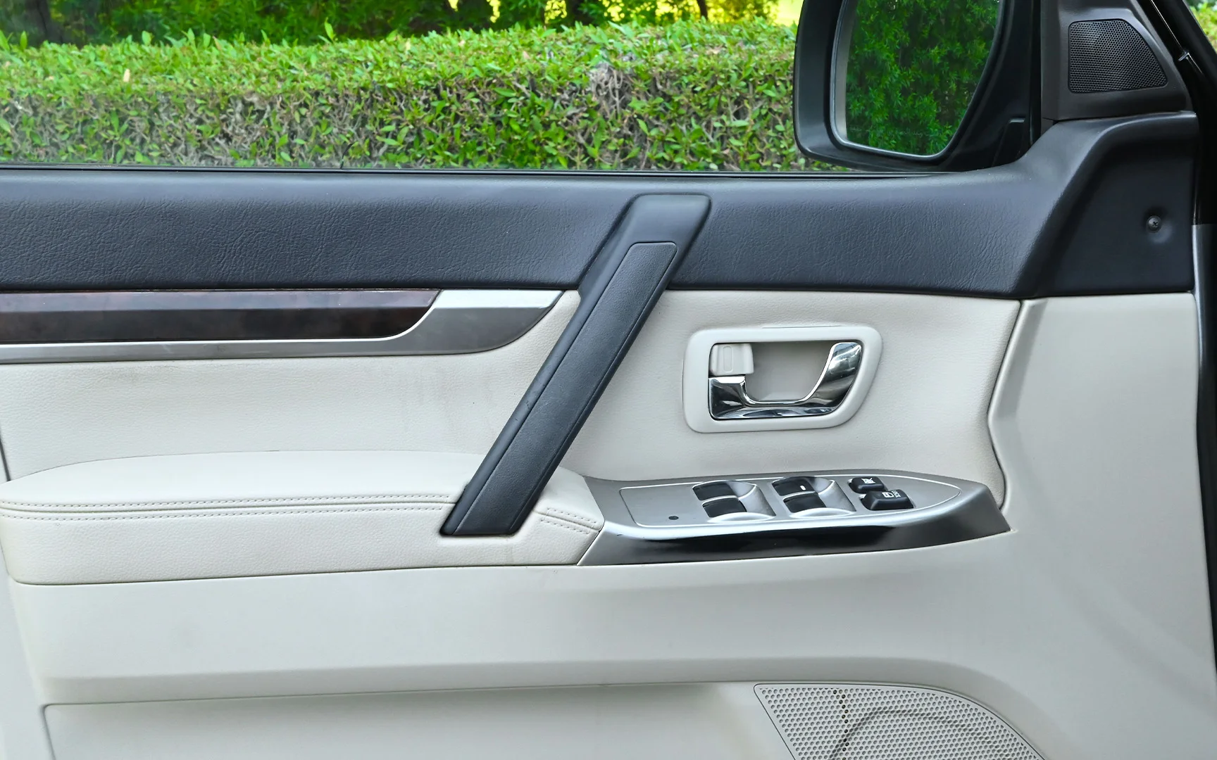 Used 2015 Mitsubishi PAJERO GLS Grey – Driver Door Panel Full View at First Choice Cars Sharjah