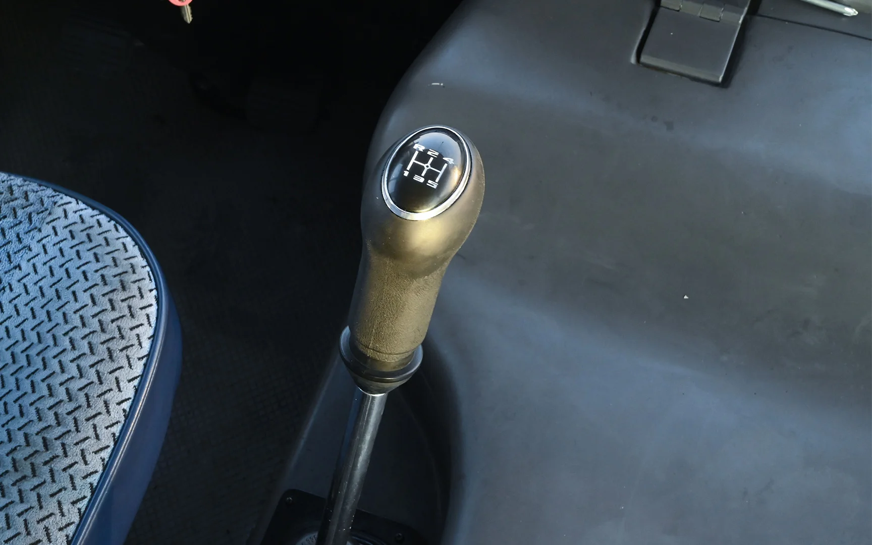 Used 2018 Ashok Leyland Oyster Bus in White – Center Console & Gear Shifter