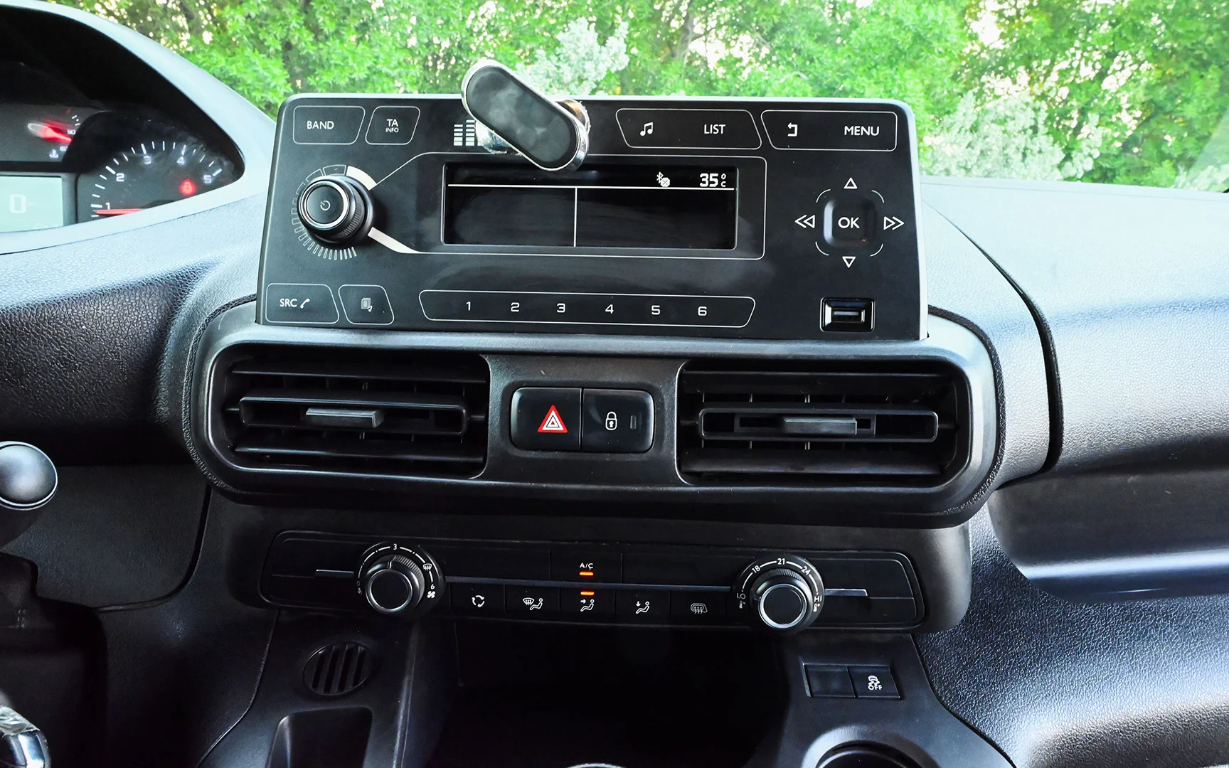 Used 2020 Peugeot Partner Long Van White – Infotainment / Touchscreen System at First Choice Cars Sharjah