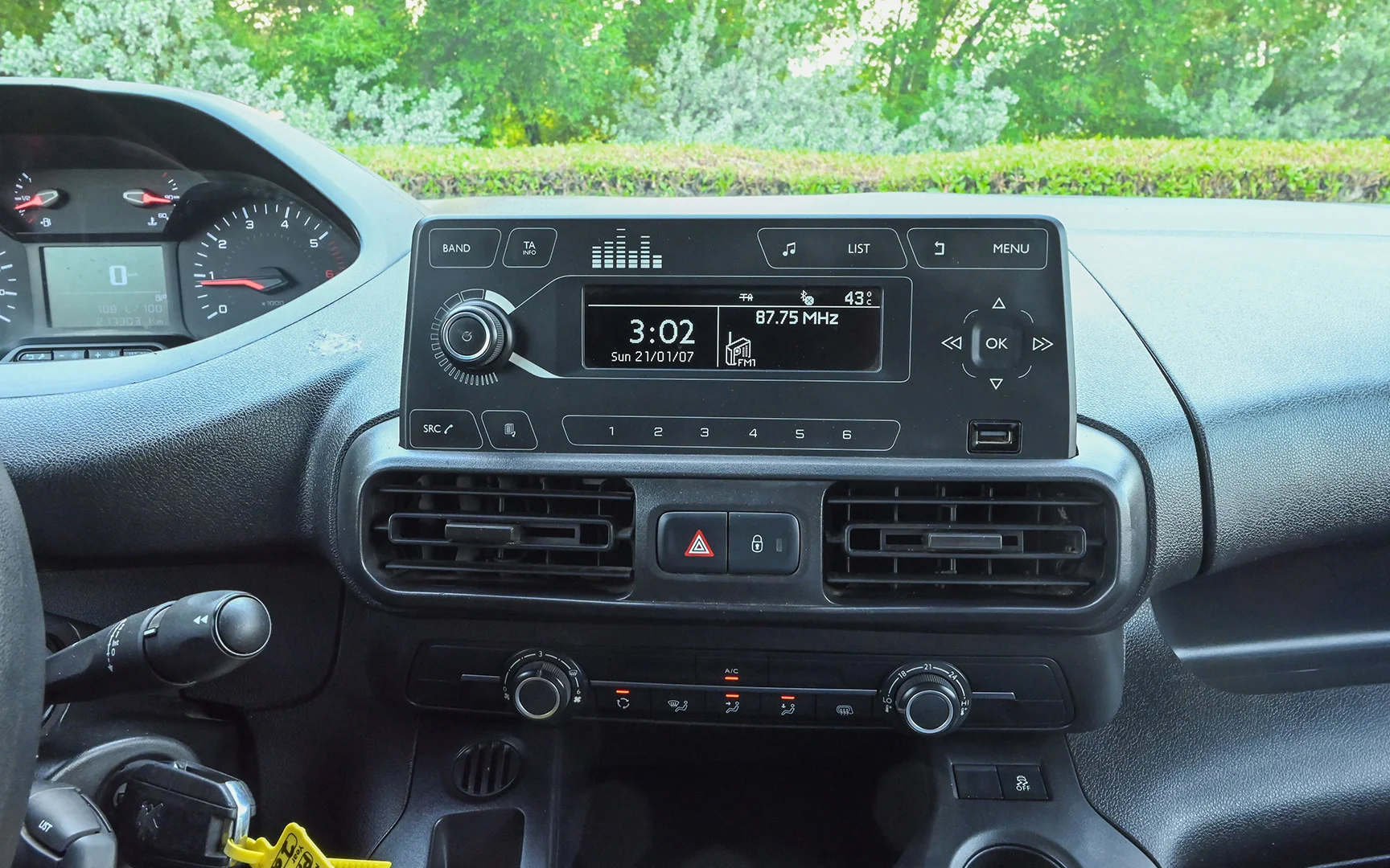 Used 2020 Peugeot Partner Long Van White – Infotainment / Touchscreen System at First Choice Cars Sharjah