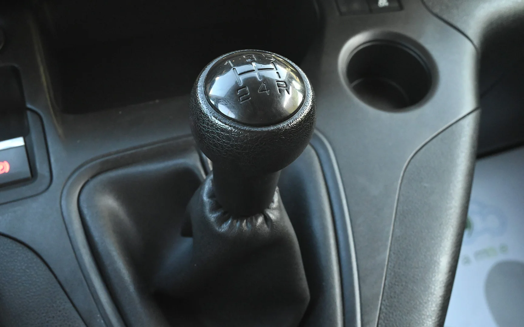 Used 2020 Peugeot Partner Long Van White – Center Console & Gear Shifter at First Choice Cars Sharjah