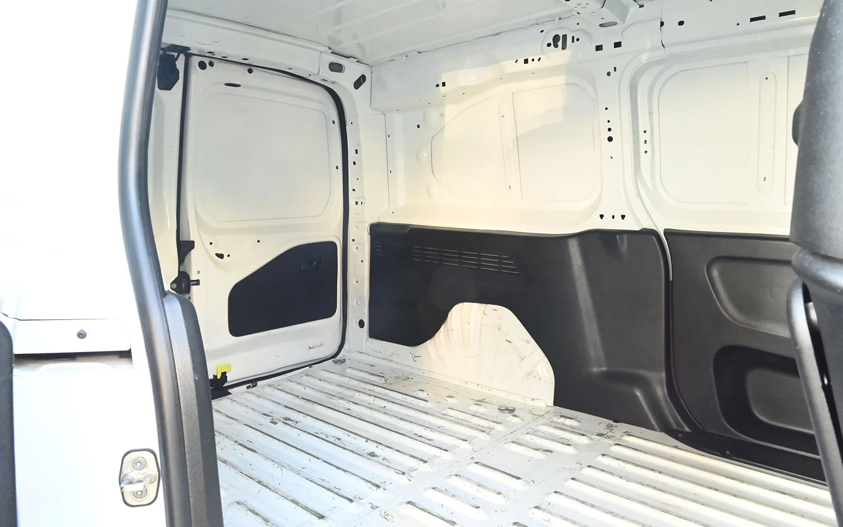 Used 2020 Peugeot Partner Long Van in White – Delivery Box Right Side Interior View for Sale at First Choice Cars Dubai Sharjah