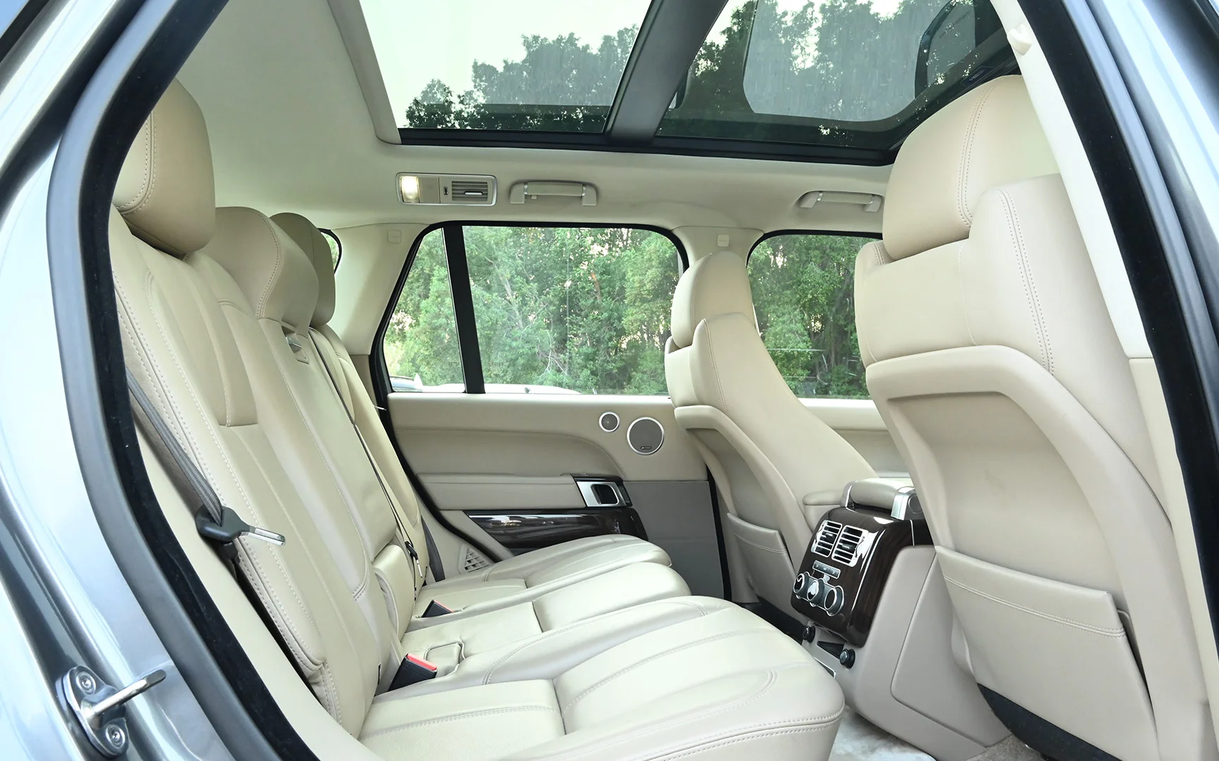 Used 2016 Land Rover Range Rover Vogue Hse Grey – Rear Passenger Side Cabin View at First Choice Cars Sharjah