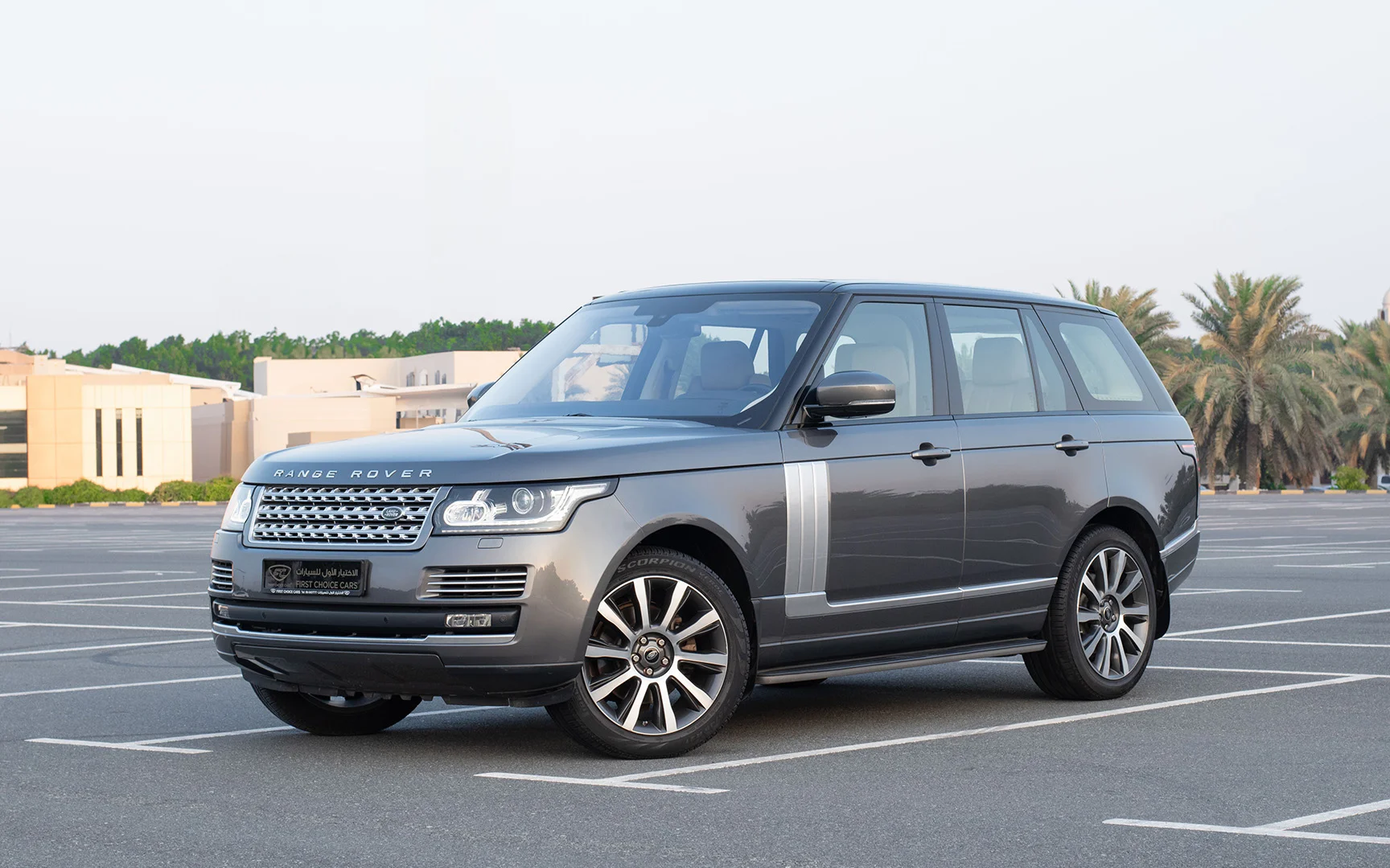 Used 2016 Land Rover Range Rover Vogue HSE in Grey – Left Front Diagonal (45°) View for Sale at First Choice Cars Dubai Sharjah