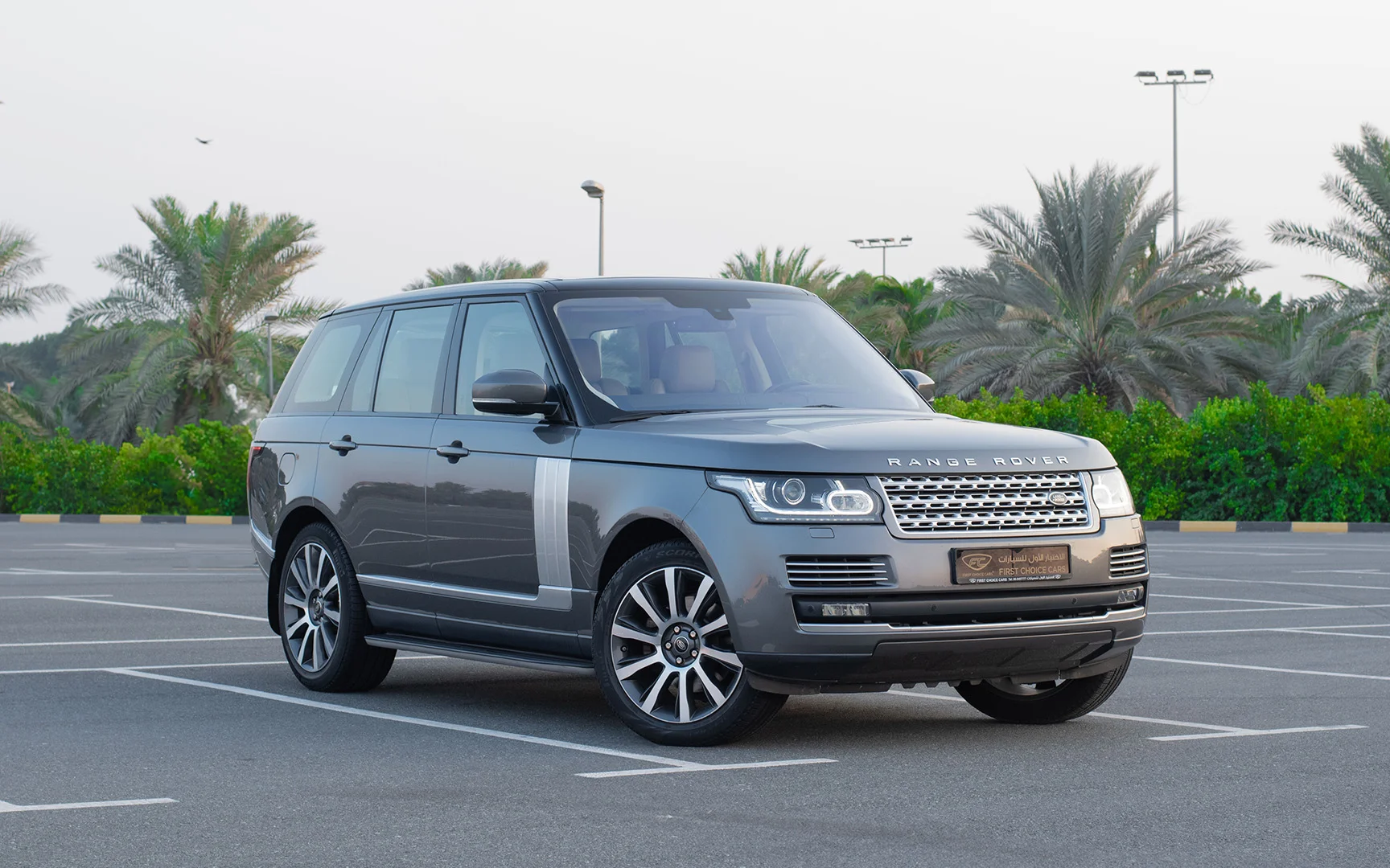Used 2016 Land Rover Range Rover Vogue HSE in Grey – Right Front Diagonal (45°) View for Sale at First Choice Cars Dubai Sharjah