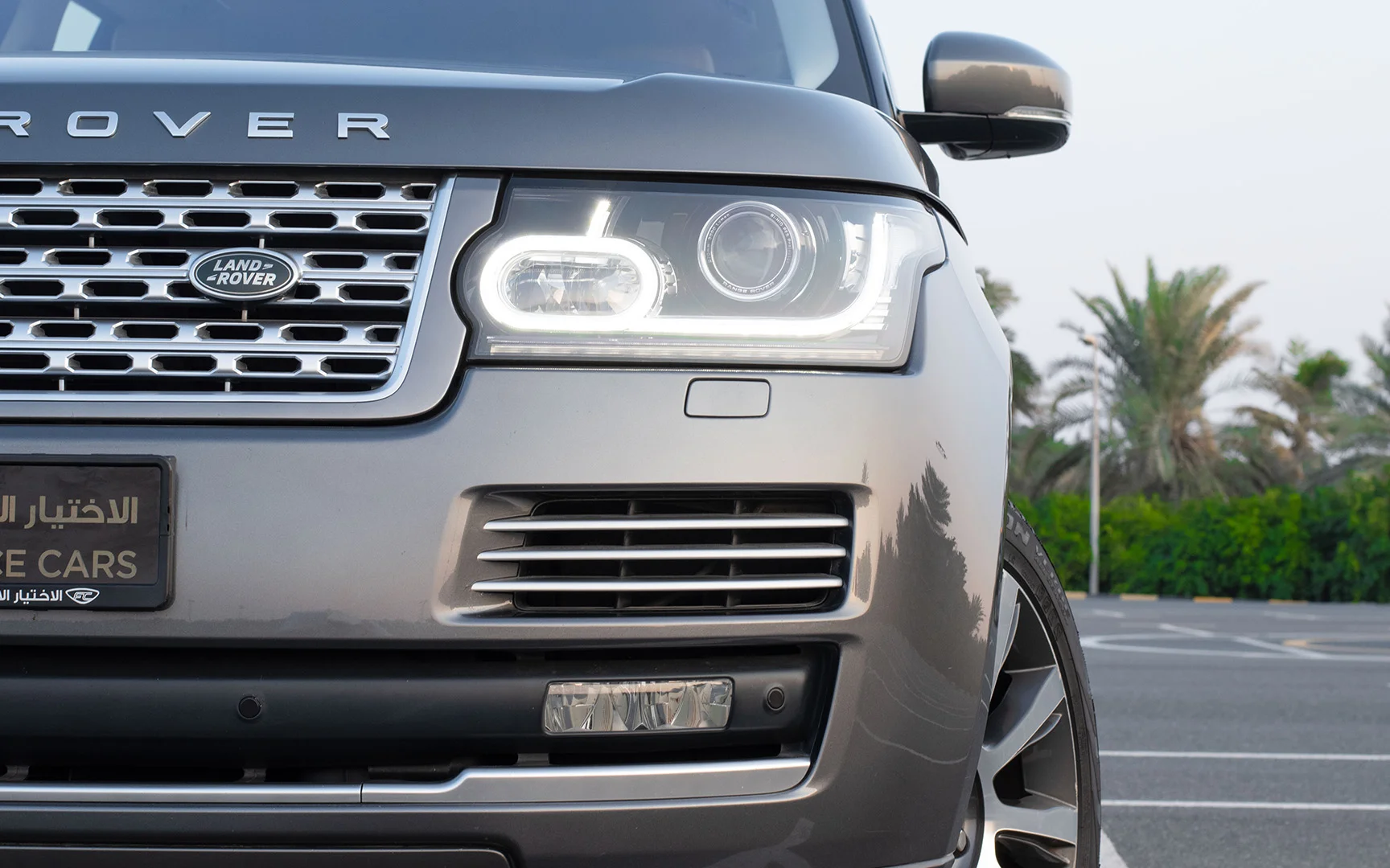 Used 2016 Land Rover Range Rover Vogue HSE in Grey – Headlight Close-up for Sale at First Choice Cars Dubai Sharjah