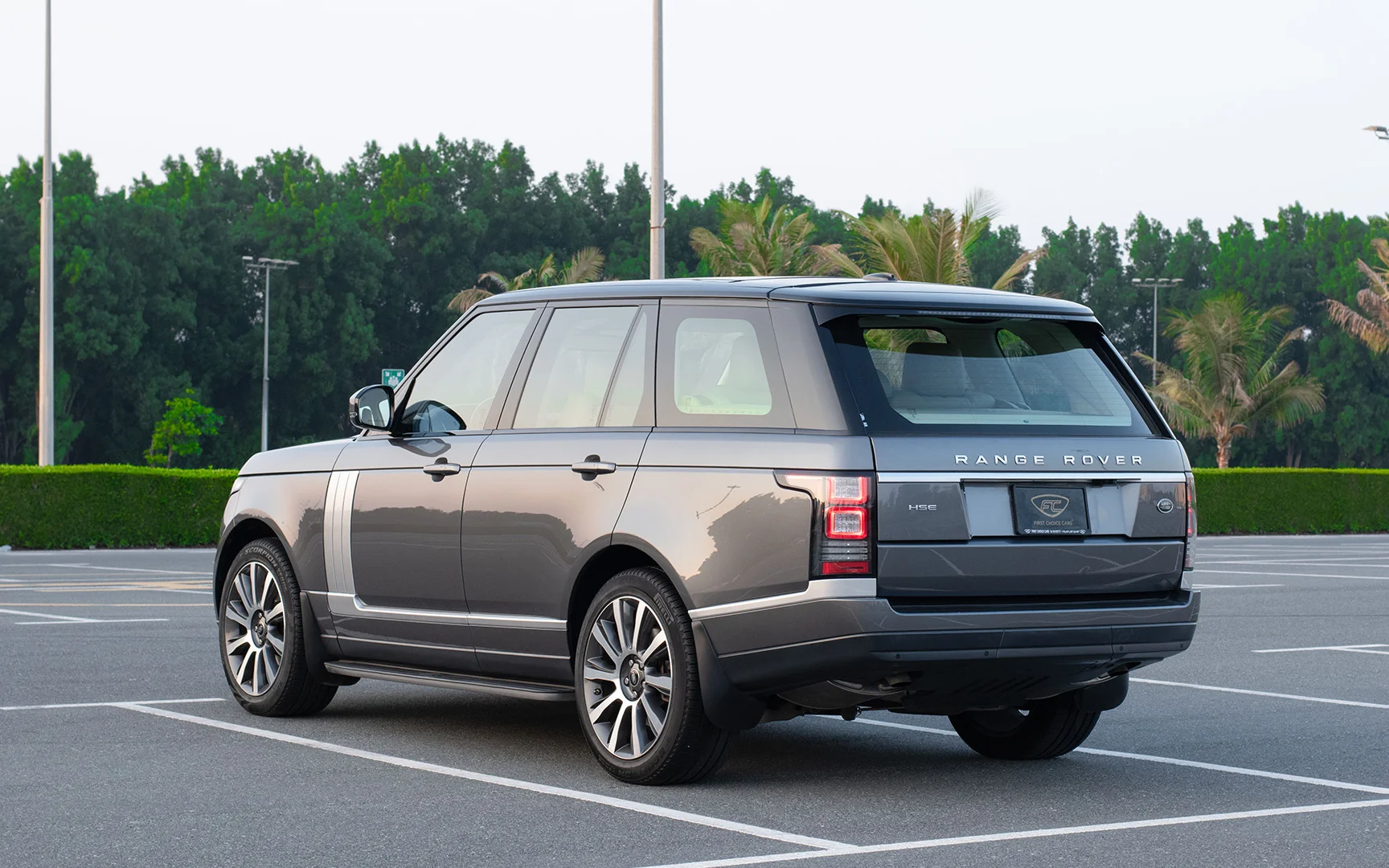 Used 2016 Land Rover Range Rover Vogue HSE in Grey – Right Back Diagonal (45°) View for Sale at First Choice Cars Dubai Sharjah