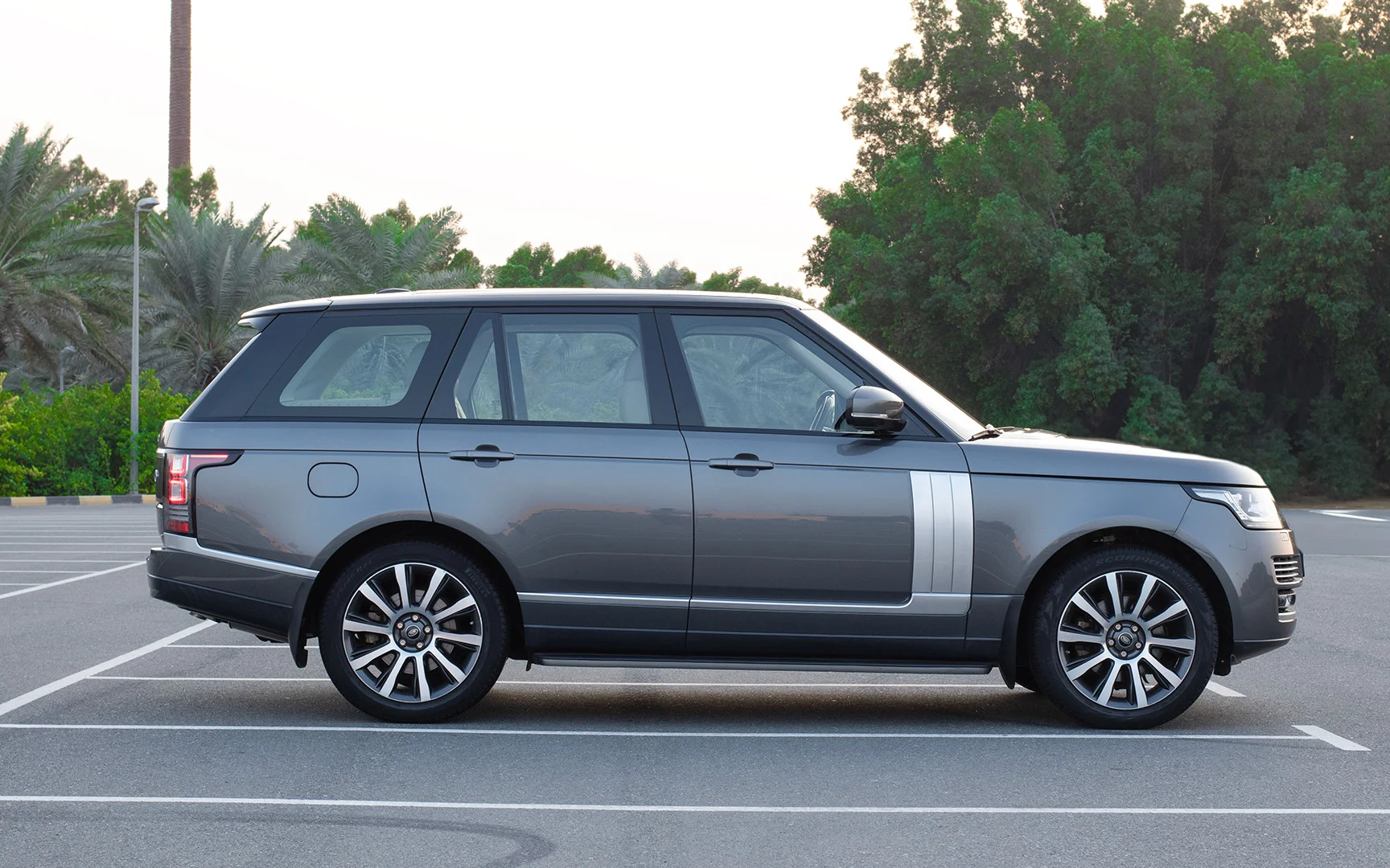 Used 2016 Land Rover Range Rover Vogue HSE in Grey – Left Side View for Sale at First Choice Cars Dubai Sharjah