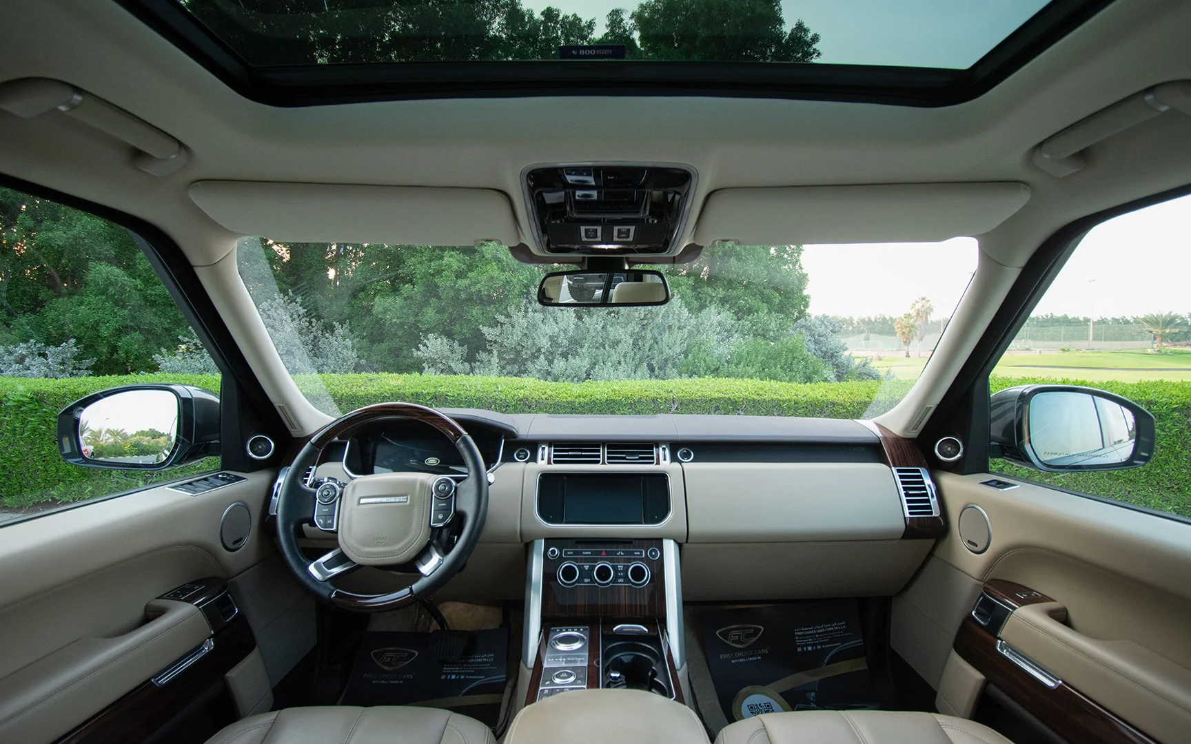 Used 2016 Land Rover Range Rover Vogue HSE in Grey – Front Cabin / Dashboard Full View for Sale at First Choice Cars Dubai Sharjah